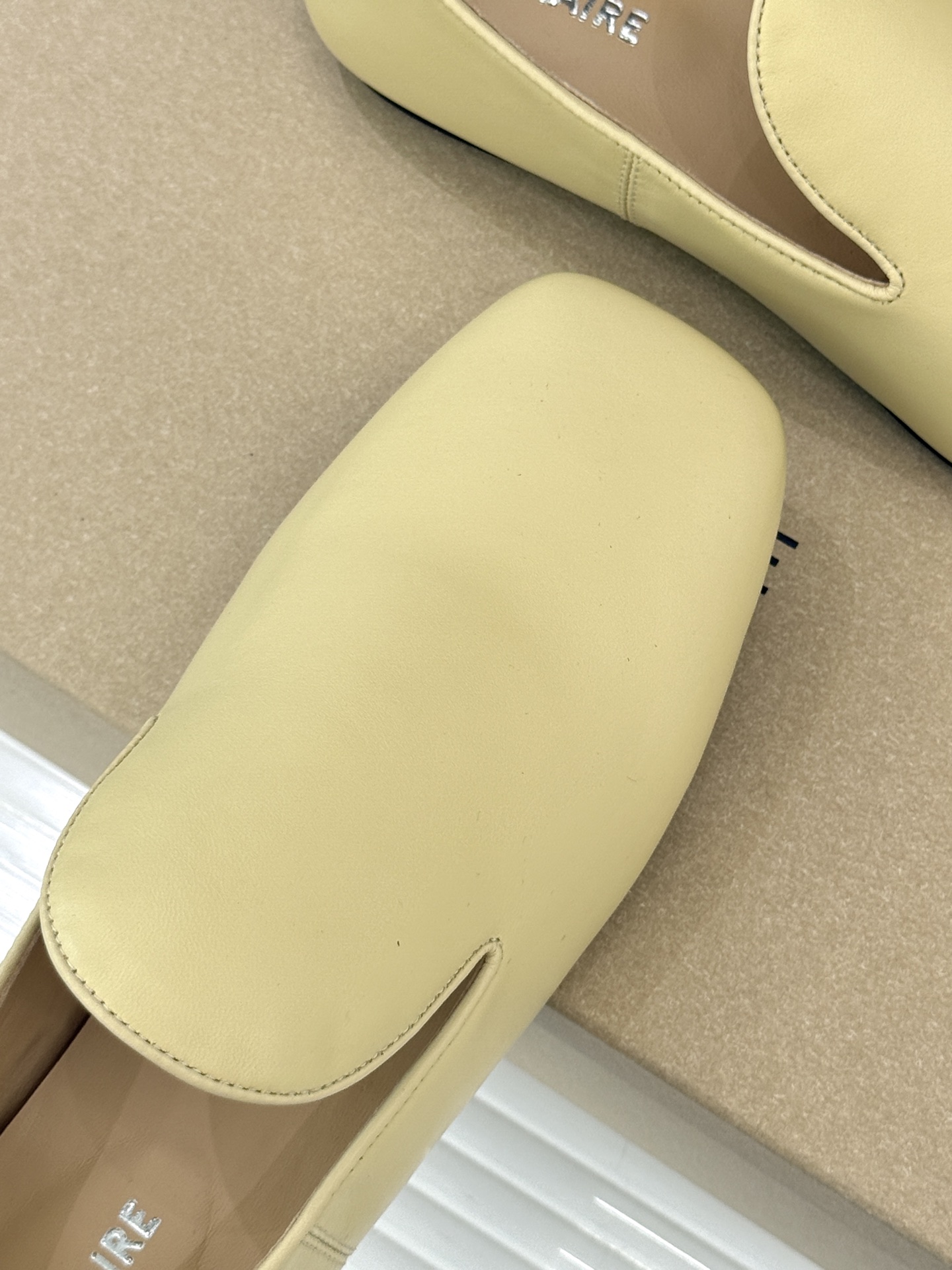 Lemaire 26WF新品复古极简方头乐福鞋单鞋匠艺巧思藏在方头的每一处克制细节里。采用经认证的优质牛