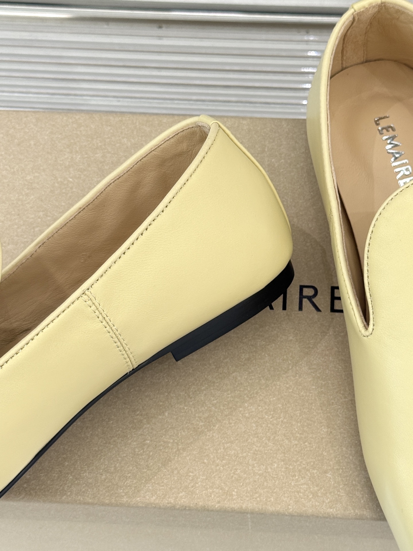 Lemaire 26WF新品复古极简方头乐福鞋单鞋匠艺巧思藏在方头的每一处克制细节里。采用经认证的优质牛