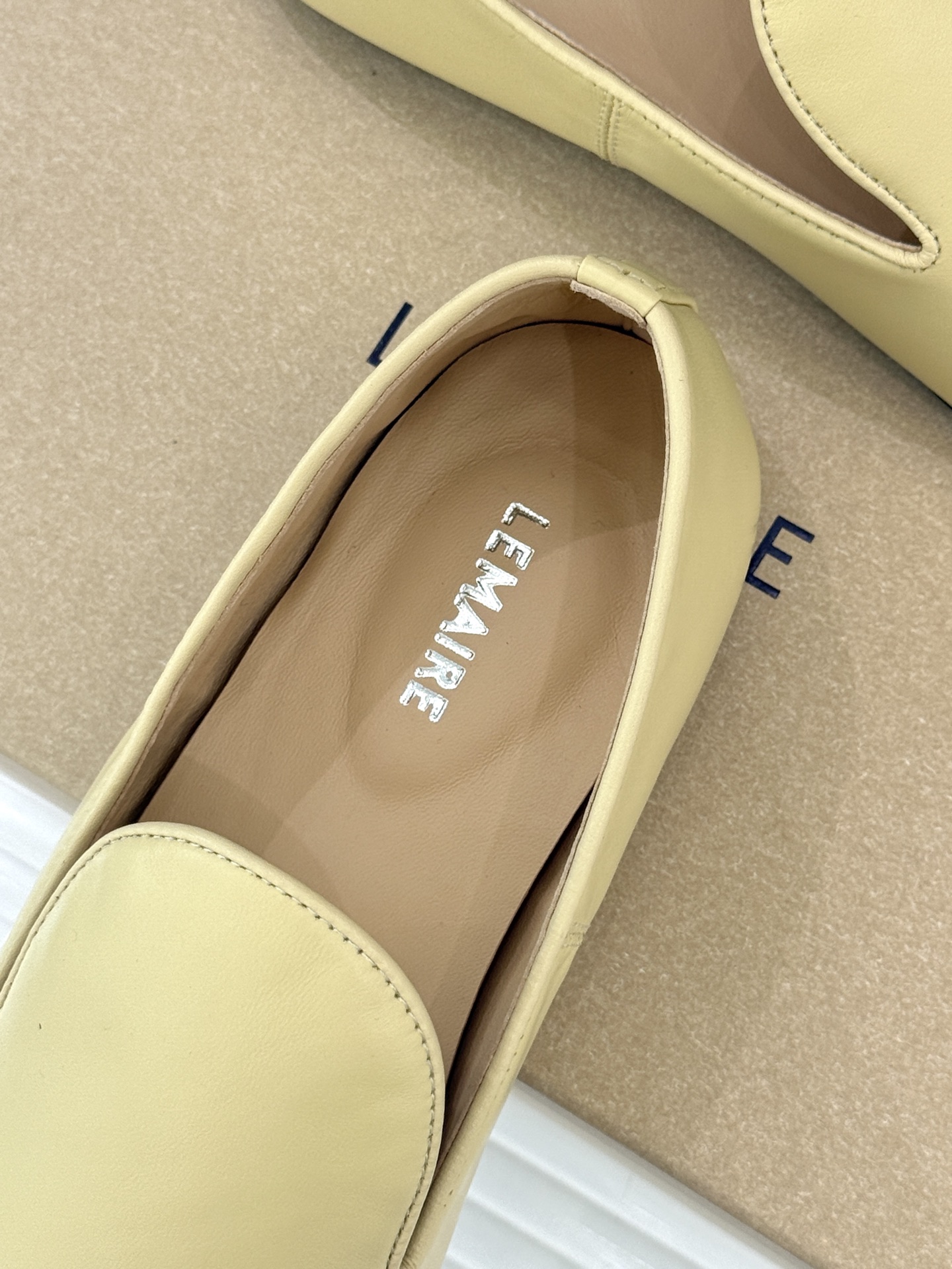 Lemaire 26WF新品复古极简方头乐福鞋单鞋匠艺巧思藏在方头的每一处克制细节里。采用经认证的优质牛