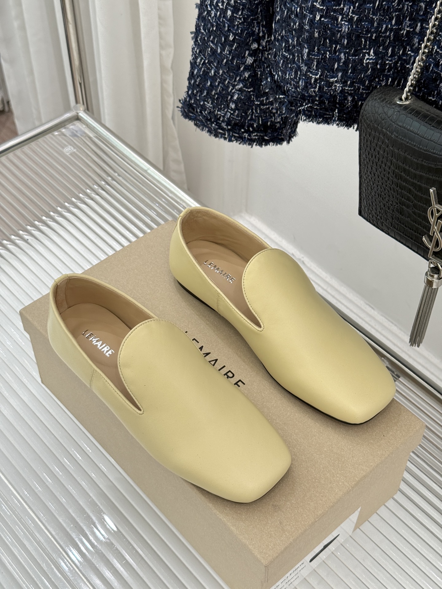 Lemaire 26WF新品复古极简方头乐福鞋单鞋匠艺巧思藏在方头的每一处克制细节里。采用经认证的优质牛