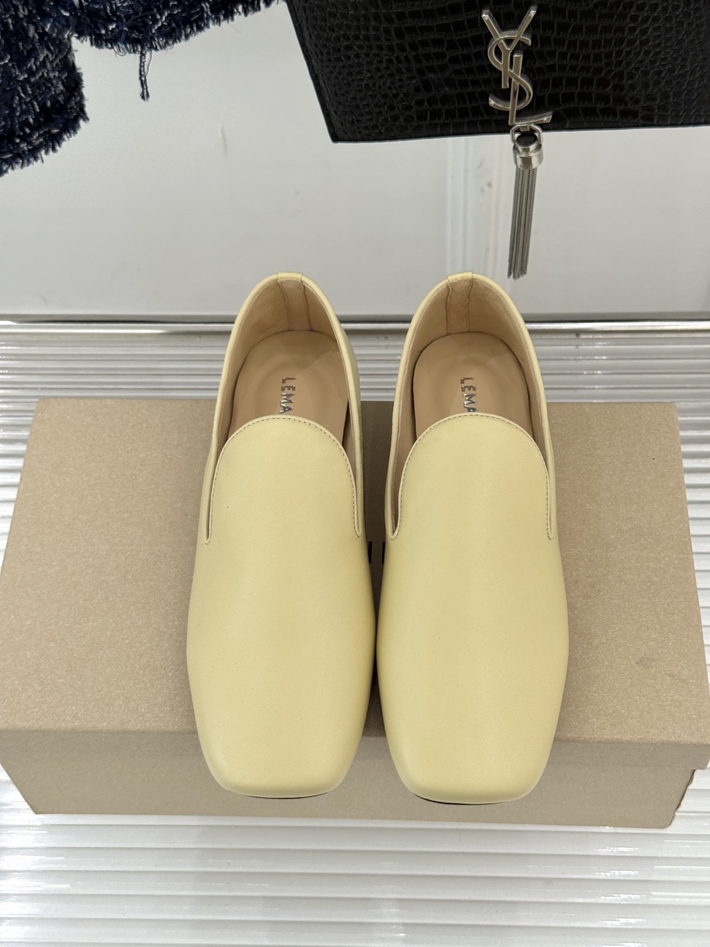 Lemaire 26WF新品复古极简方头乐福鞋单鞋匠艺巧思藏在方头的每一处克制细节里。采用经认证的优质牛