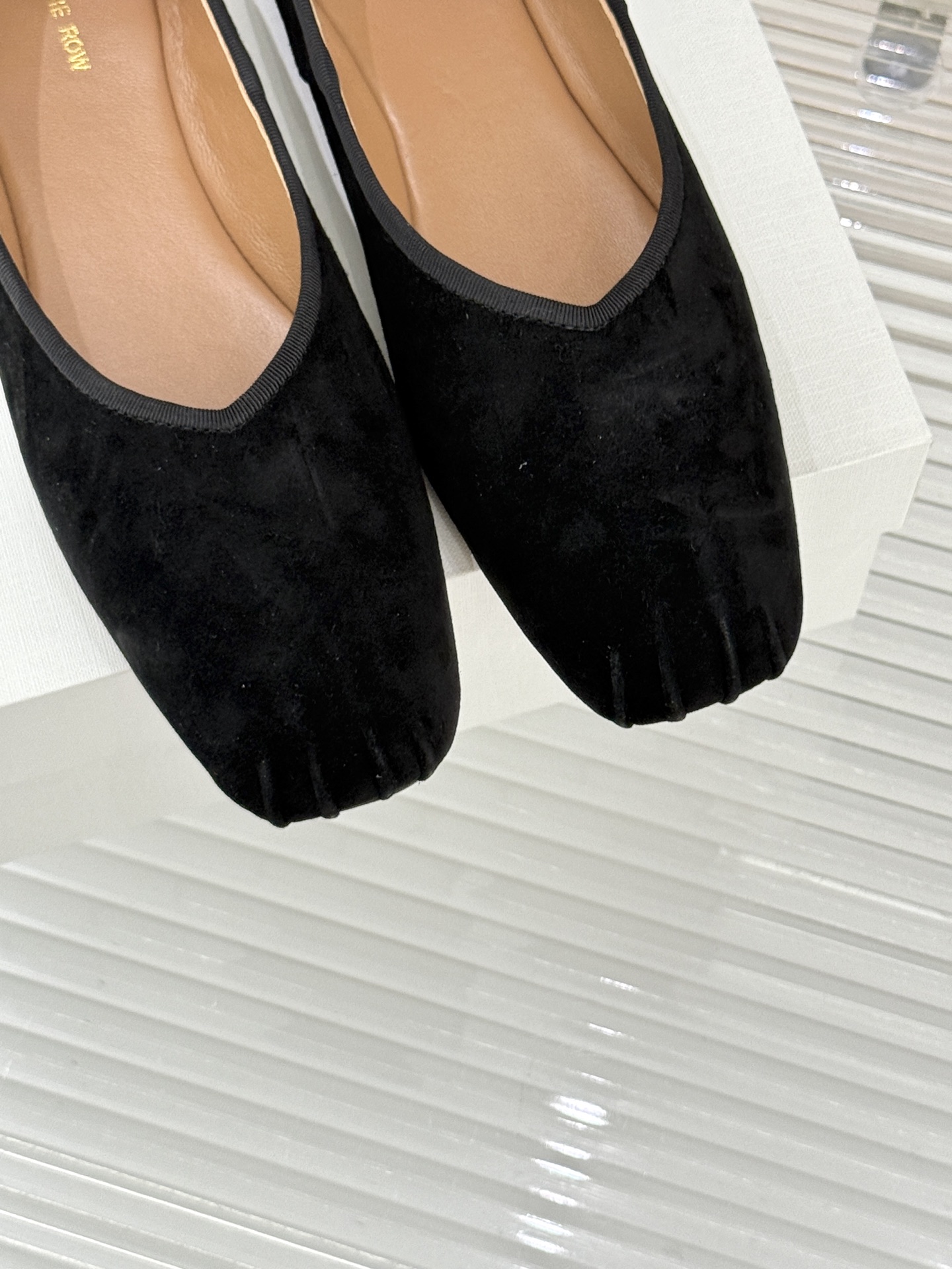 The Row25WF新品复古老钱风平底奶奶鞋单鞋The Row是老钱风的高阶时尚的终极表达。将品牌标志