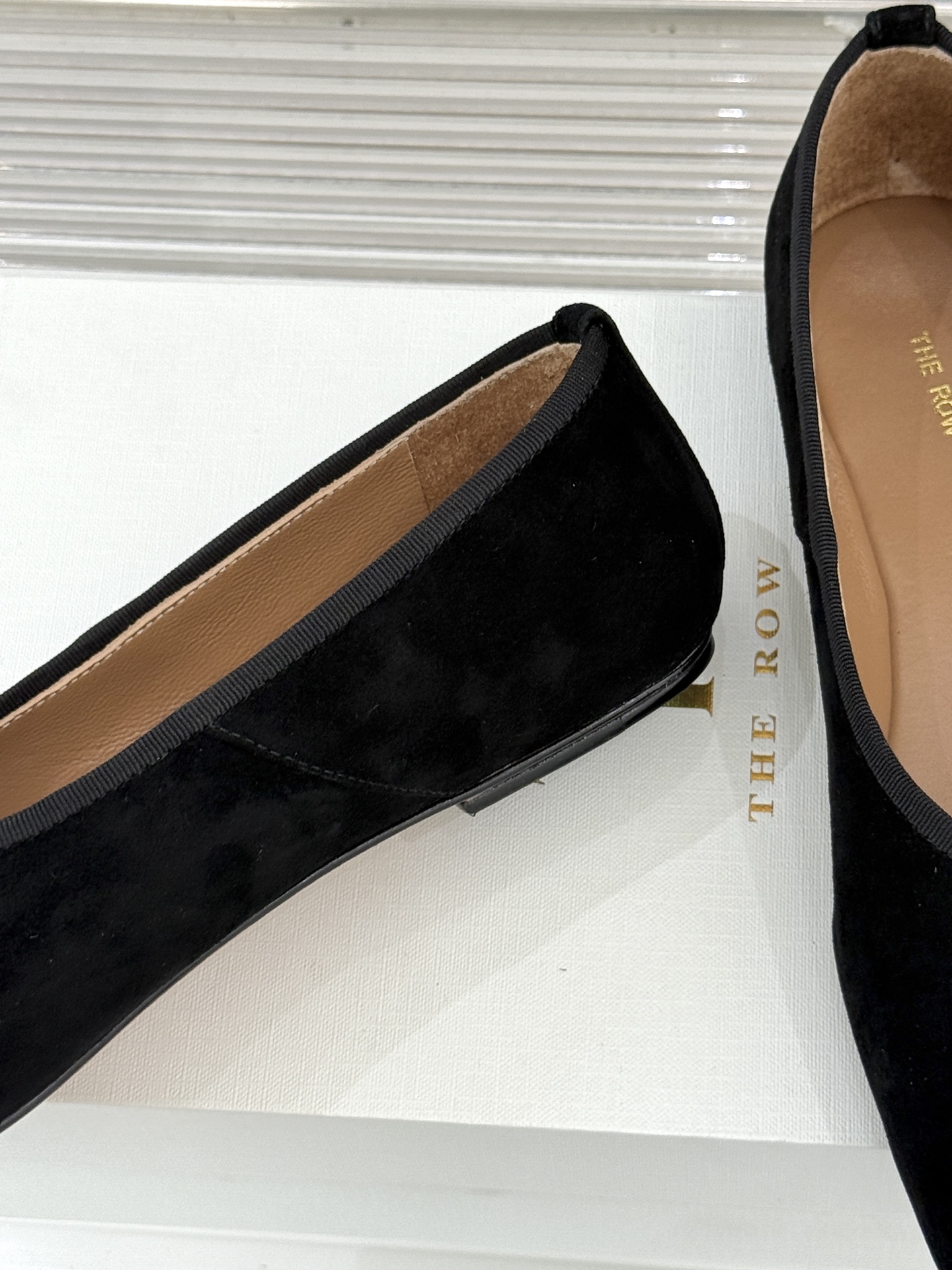 The Row25WF新品复古老钱风平底奶奶鞋单鞋The Row是老钱风的高阶时尚的终极表达。将品牌标志