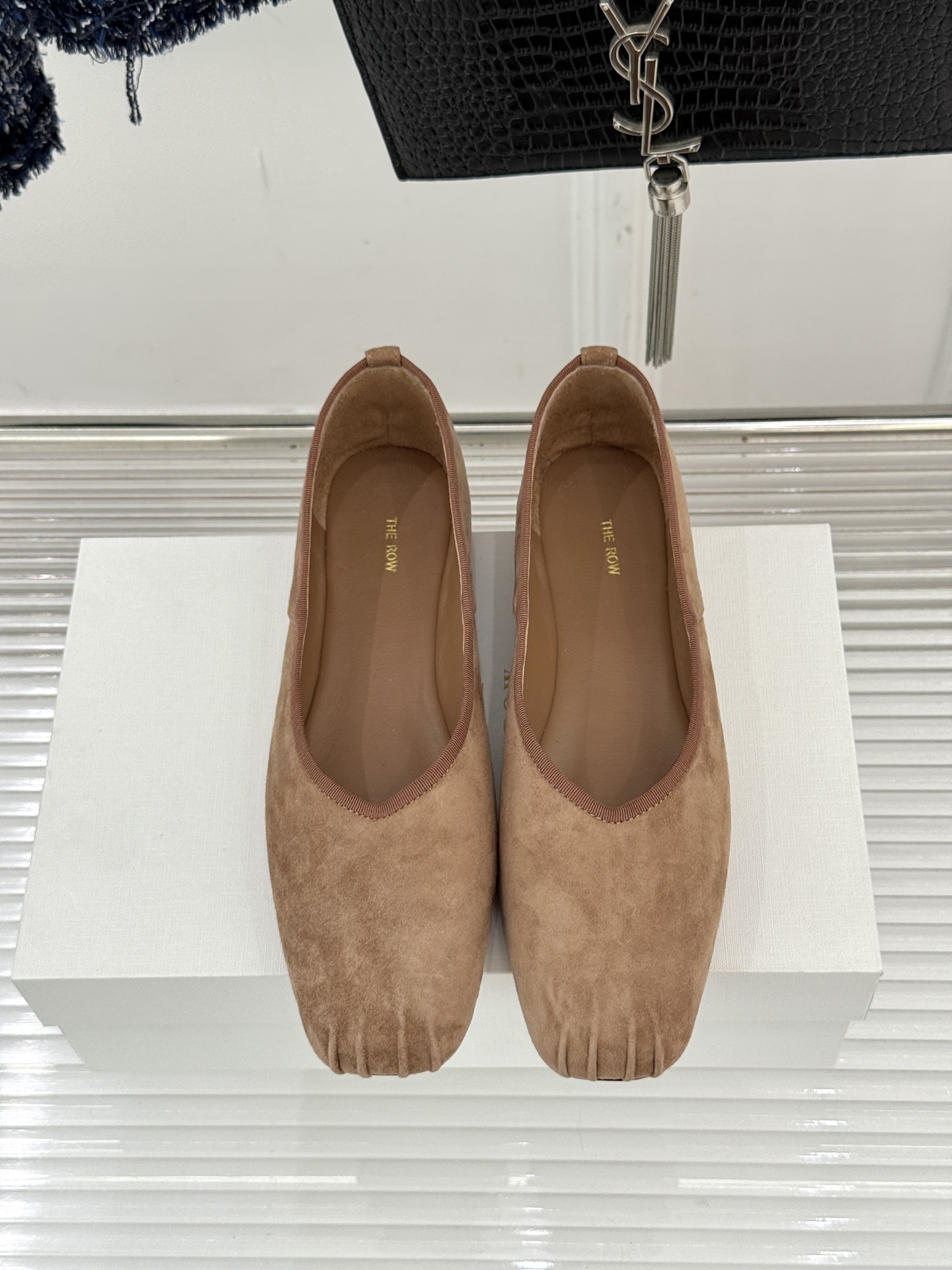 The Row25WF新品复古老钱风平底奶奶鞋单鞋The Row是老钱风的高阶时尚的终极表达。将品牌标志