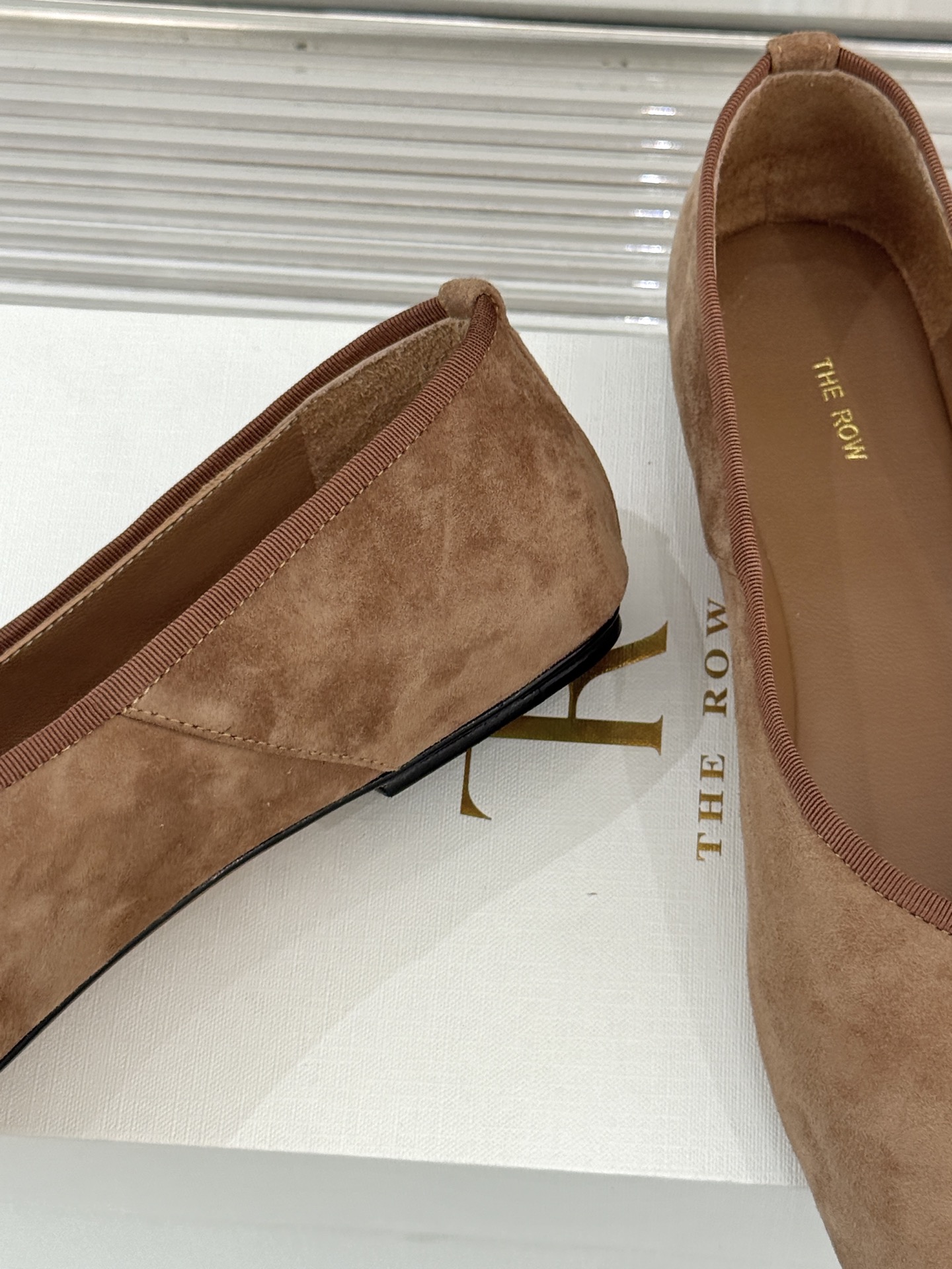 The Row25WF新品复古老钱风平底奶奶鞋单鞋The Row是老钱风的高阶时尚的终极表达。将品牌标志