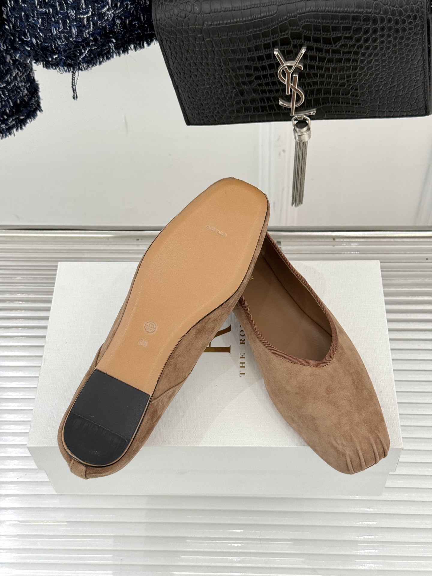 The Row25WF新品复古老钱风平底奶奶鞋单鞋The Row是老钱风的高阶时尚的终极表达。将品牌标志