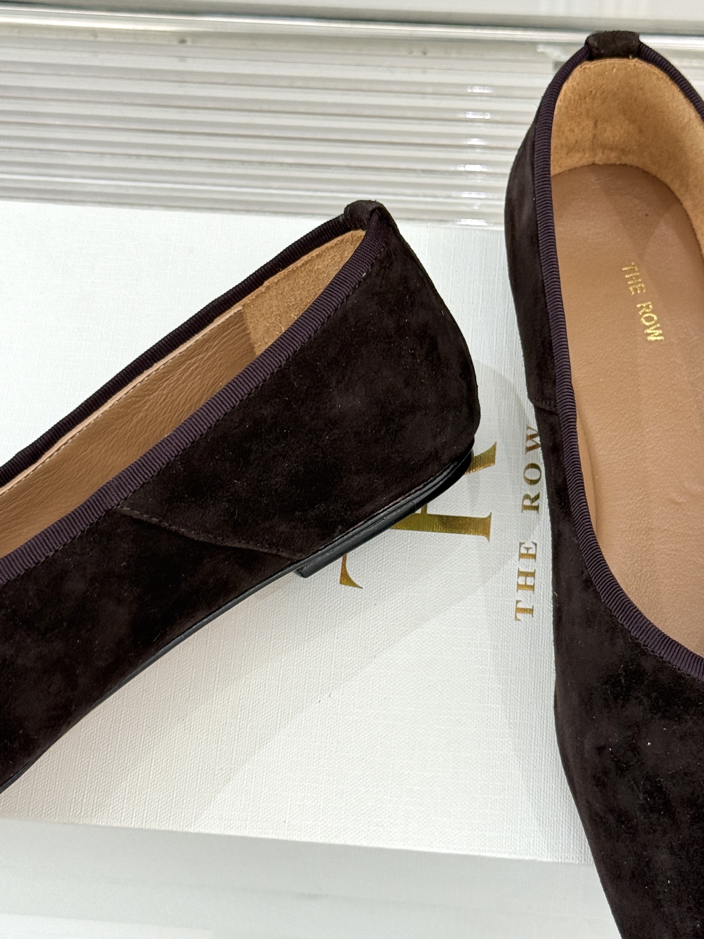 The Row25WF新品复古老钱风平底奶奶鞋单鞋The Row是老钱风的高阶时尚的终极表达。将品牌标志