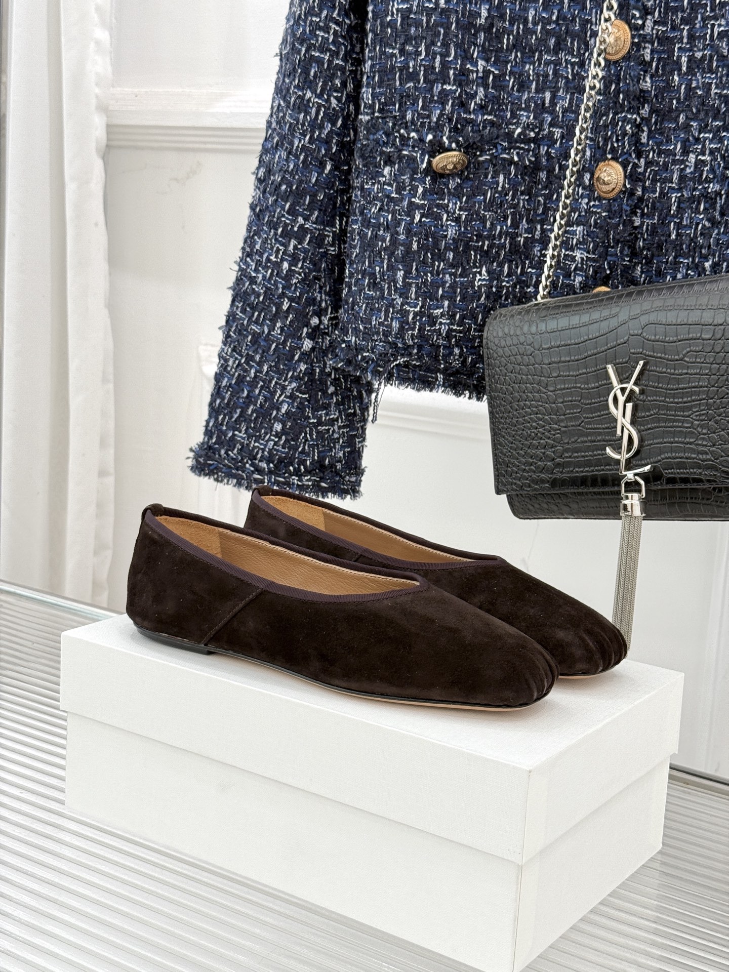 NO:694866,The Row25WF new retro old money style flat sole granny shoes single shoe The Row is the ultimate expression of old money style high-end fashion. It deeply integrates the brand's iconic minimalism and retro. Minimalism has no exaggerated design, but uses the ultimate material to interpret the 'low-key and noble' dressing philosophy. It is not a fleeting trend item, but a shoe cabinet collection that can transcend time and accumulate texture. The side of the shoe body has a hidden delicate arc design and is equipped with invisible anti-slip stickers.  The heel will not wear out after being worn for a long time, and you can easily control it even if you wear it for the first time. It breaks the stereotype of 'good-looking shoes are not comfortable' and combines retro elegance with daily practical wear. Whether it is old money style, French elegance, minimalist commuting or retro leisure, this pair of granny shoes can be seamlessly adapted, giving every outfit a 'low-key and noble' high-end texture. It has become a classic item in your wardrobe that 'will not go out of style for ten years'. The upper is made of top-grade Yangjing material.  The inner foot pads are all made of cowhide. Italian imported genuine leather outsole size 35-39 (customized 40/41), loafers, cowhide, sheep, Leather soles19860909The Row25WF新品复古老钱风平底 奶奶鞋单鞋 The Row是老钱风的高阶时尚的终极表达. 将品牌标志性的极简主义与复古深度融合 极简没有浮夸设计 却以极致材质、 演绎“低调显贵”的穿搭哲学 它不是转瞬即逝的潮流单品 而是能跨越时光 沉淀质感的鞋柜珍藏 鞋身侧面暗藏细腻弧度设计 搭配隐形防滑贴 久穿不磨脚后跟 即便是初次上脚也能轻松驾驭 打破“好看的鞋不舒适”的刻板印象 让复古优雅与日常实穿双向兼顾. 无论是老钱风、法式优雅 极简通勤还是复古休闲 这双奶奶鞋都能无缝适配 让每一套穿搭都自带“低调显贵”的高阶质感 成为你衣橱里“穿十年都不过时”的经典单品. 鞋面选用顶级羊京材质 内里垫脚均为牛皮 意大利进口真皮大底 size35-39（40/41定制）,乐福鞋,loafers,cowhide,sheep,Leather soles,Women's Shoes