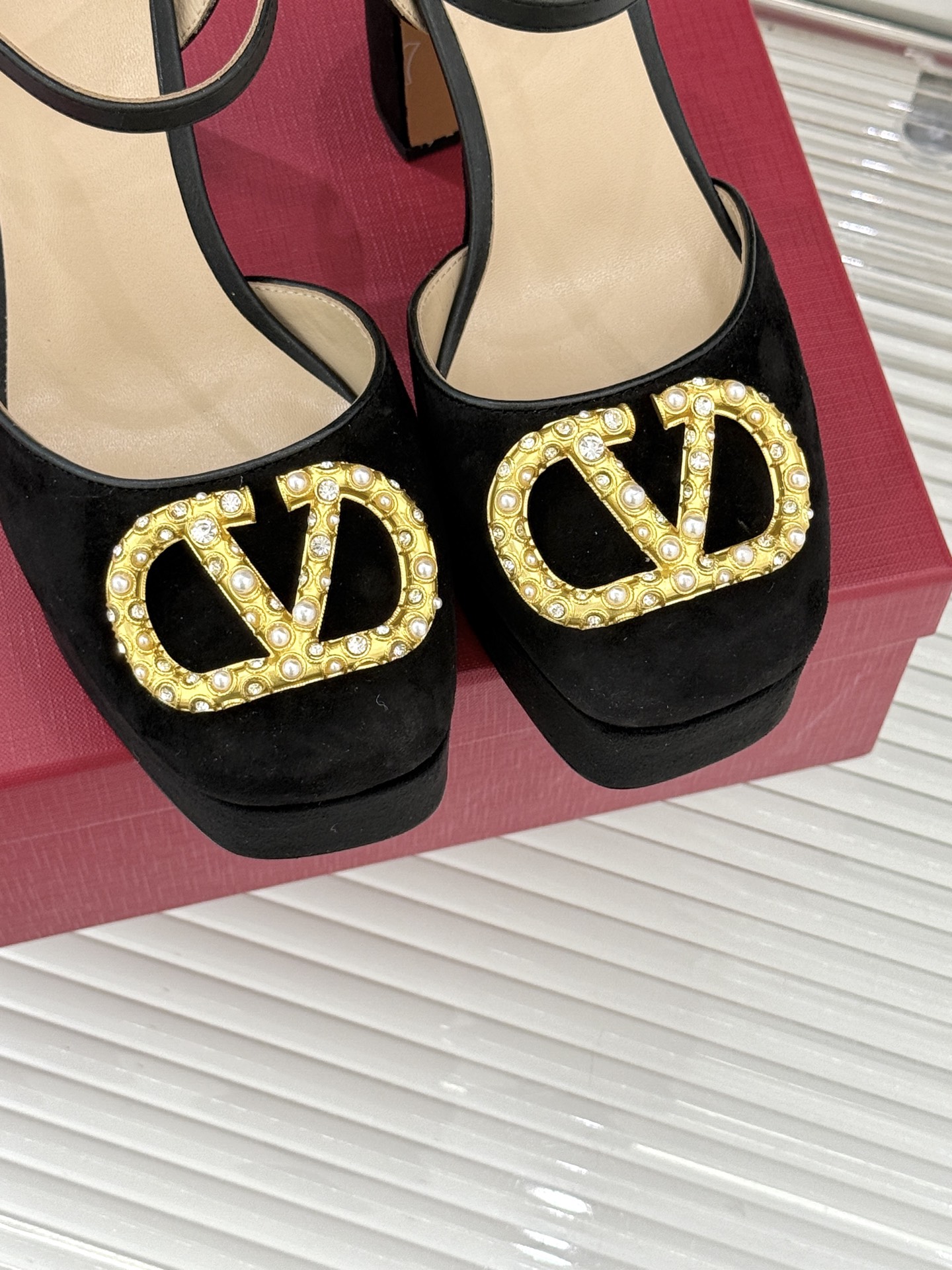 Valentin｜华伦天伦经典大V钻扣恨天高防水台高跟凉鞋❤️经典的大V扣元素设计搭配彰显了品牌独有的设