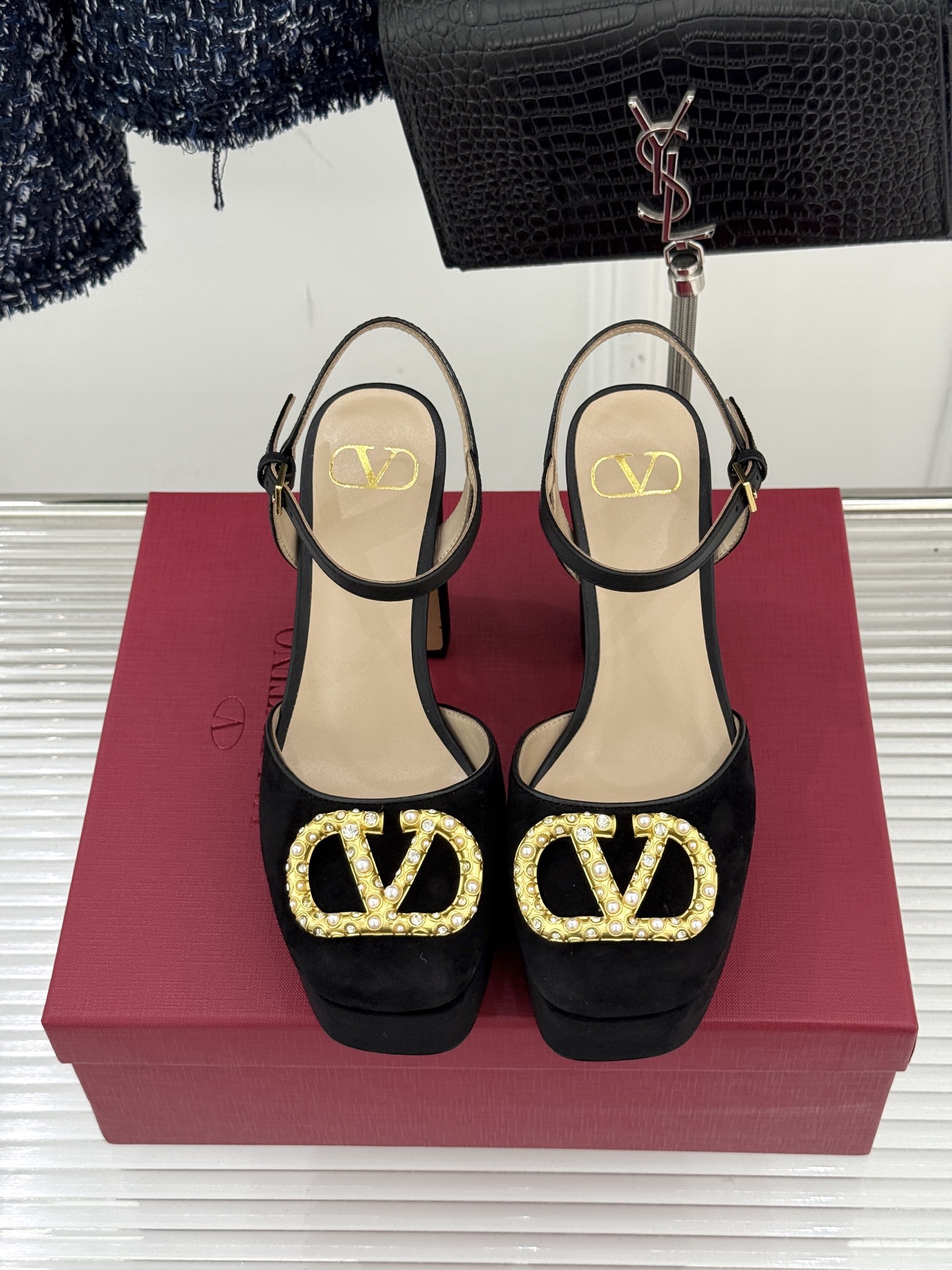 Valentin｜华伦天伦经典大V钻扣恨天高防水台高跟凉鞋❤️经典的大V扣元素设计搭配彰显了品牌独有的设