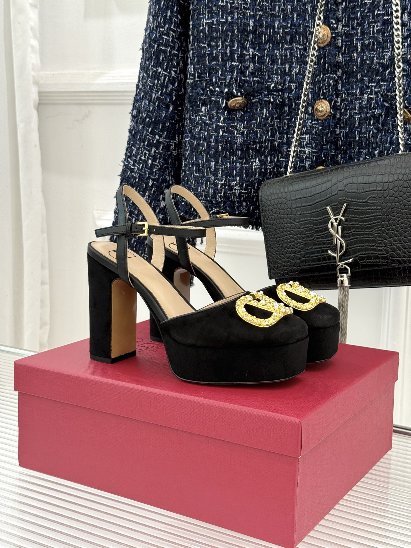 Valentin｜华伦天伦经典大V钻扣恨天高防水台高跟凉鞋❤️经典的大V扣元素设计搭配彰显了品牌独有的设