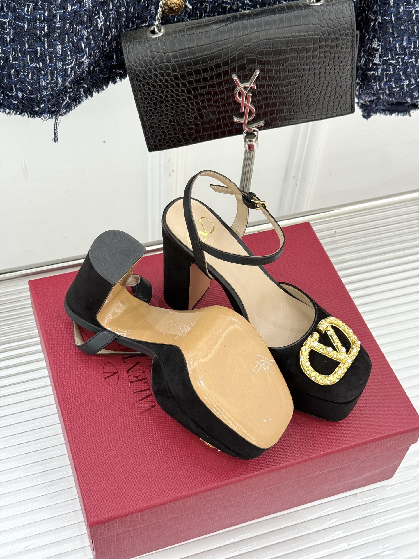 Valentin｜华伦天伦经典大V钻扣恨天高防水台高跟凉鞋❤️经典的大V扣元素设计搭配彰显了品牌独有的设