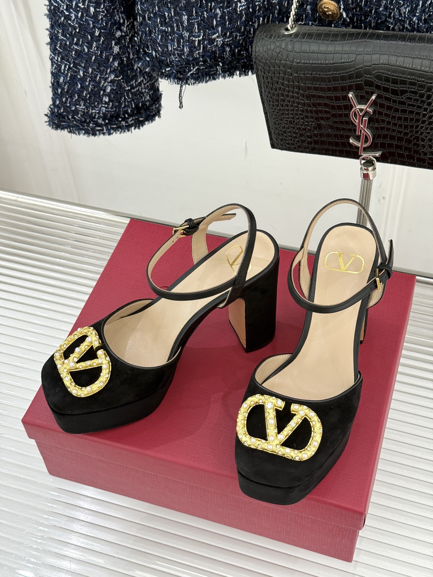 Valentin｜华伦天伦经典大V钻扣恨天高防水台高跟凉鞋❤️经典的大V扣元素设计搭配彰显了品牌独有的设