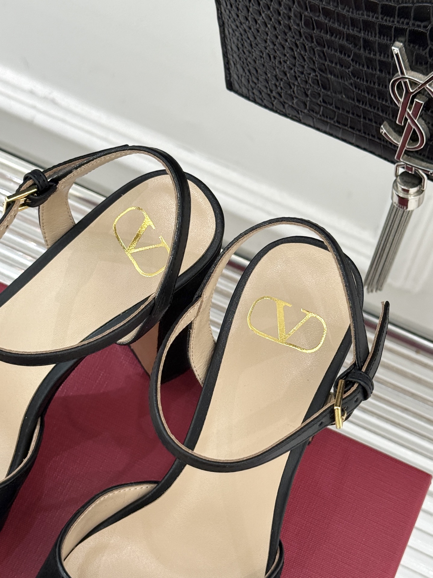 Valentin｜华伦天伦经典大V钻扣恨天高防水台高跟凉鞋❤️经典的大V扣元素设计搭配彰显了品牌独有的设