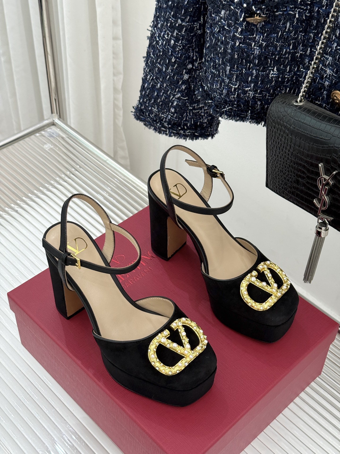 Valentin｜华伦天伦经典大V钻扣恨天高防水台高跟凉鞋❤️经典的大V扣元素设计搭配彰显了品牌独有的设