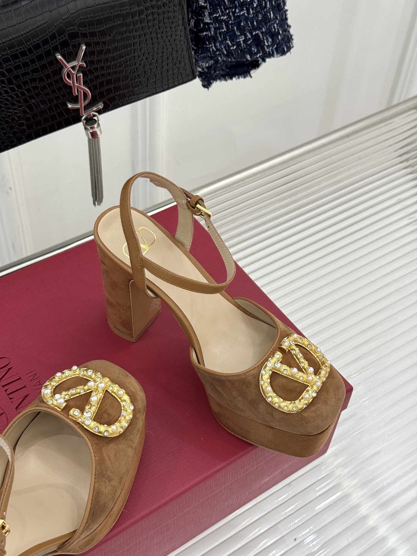 Valentin｜华伦天伦经典大V钻扣恨天高防水台高跟凉鞋❤️经典的大V扣元素设计搭配彰显了品牌独有的设