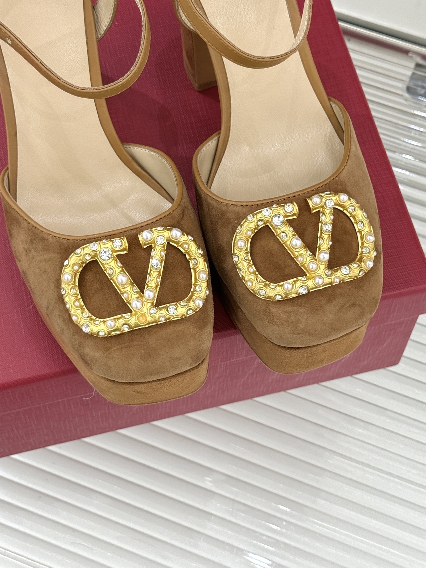 Valentin｜华伦天伦经典大V钻扣恨天高防水台高跟凉鞋❤️经典的大V扣元素设计搭配彰显了品牌独有的设