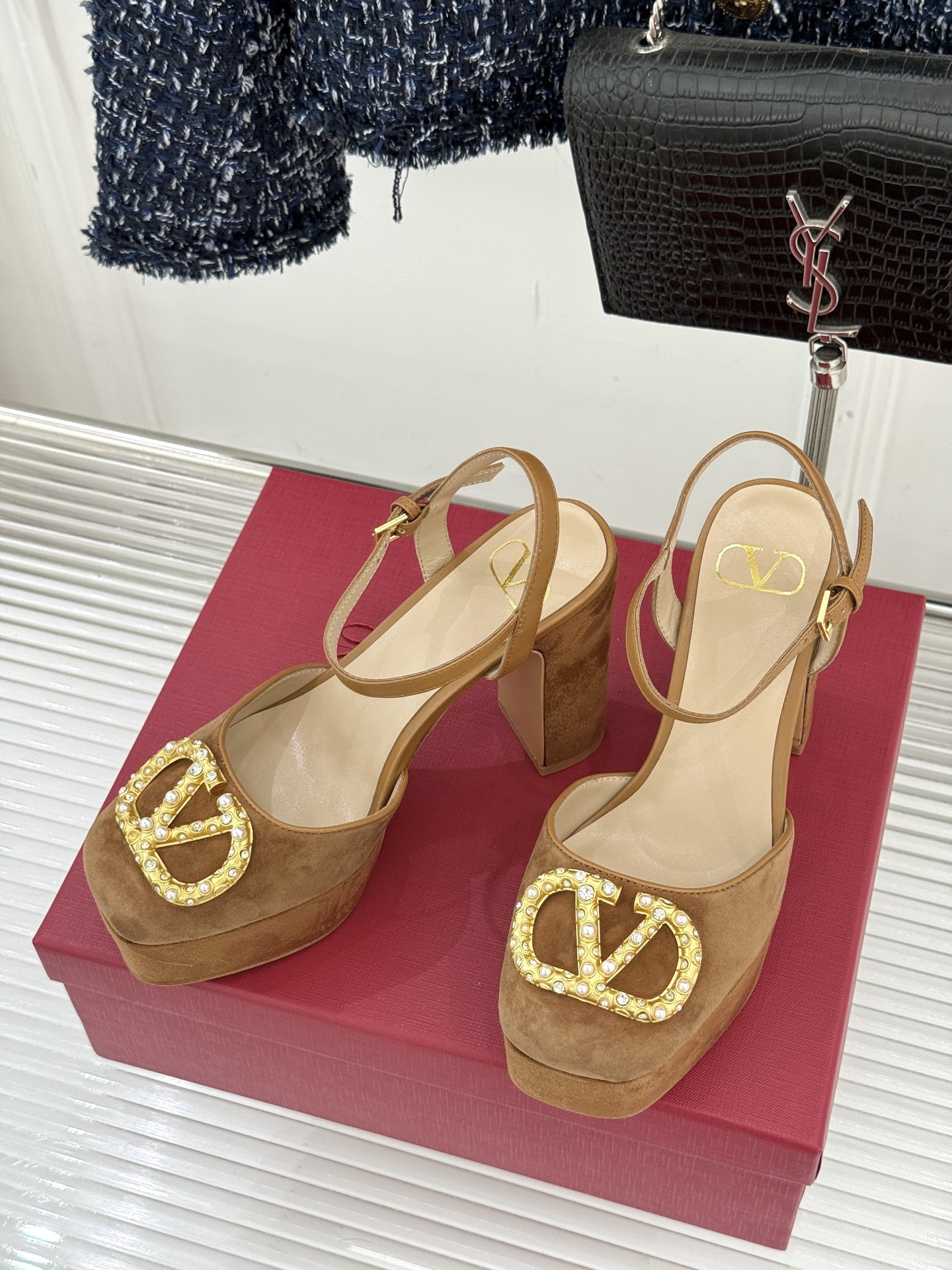 Valentin｜华伦天伦经典大V钻扣恨天高防水台高跟凉鞋❤️经典的大V扣元素设计搭配彰显了品牌独有的设