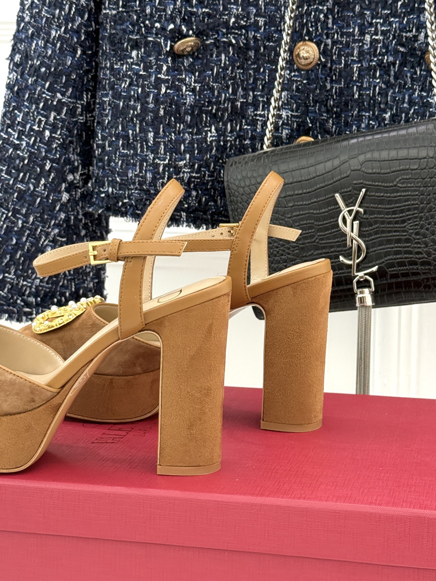 Valentin｜华伦天伦经典大V钻扣恨天高防水台高跟凉鞋❤️经典的大V扣元素设计搭配彰显了品牌独有的设