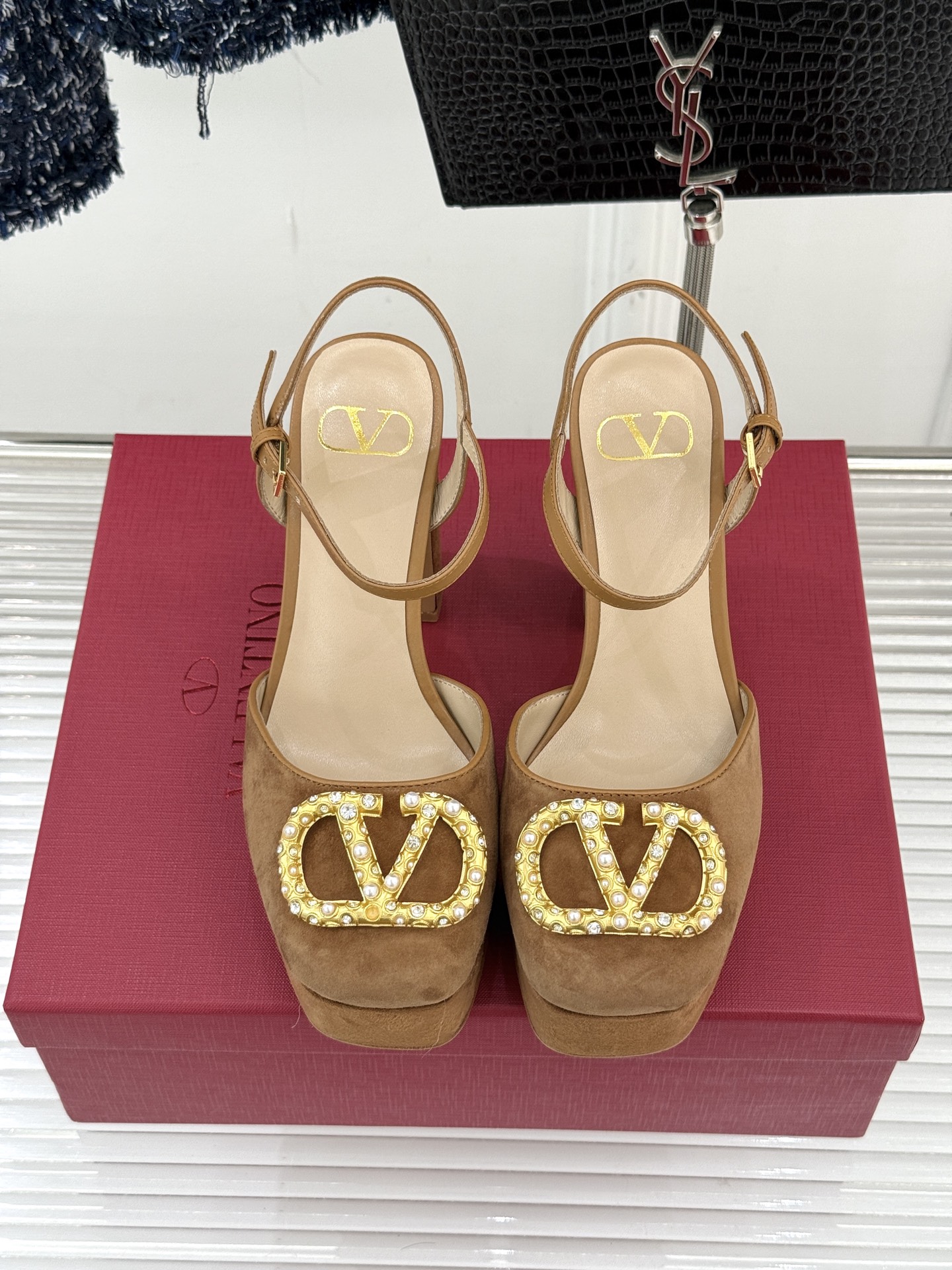 Valentin｜华伦天伦经典大V钻扣恨天高防水台高跟凉鞋❤️经典的大V扣元素设计搭配彰显了品牌独有的设
