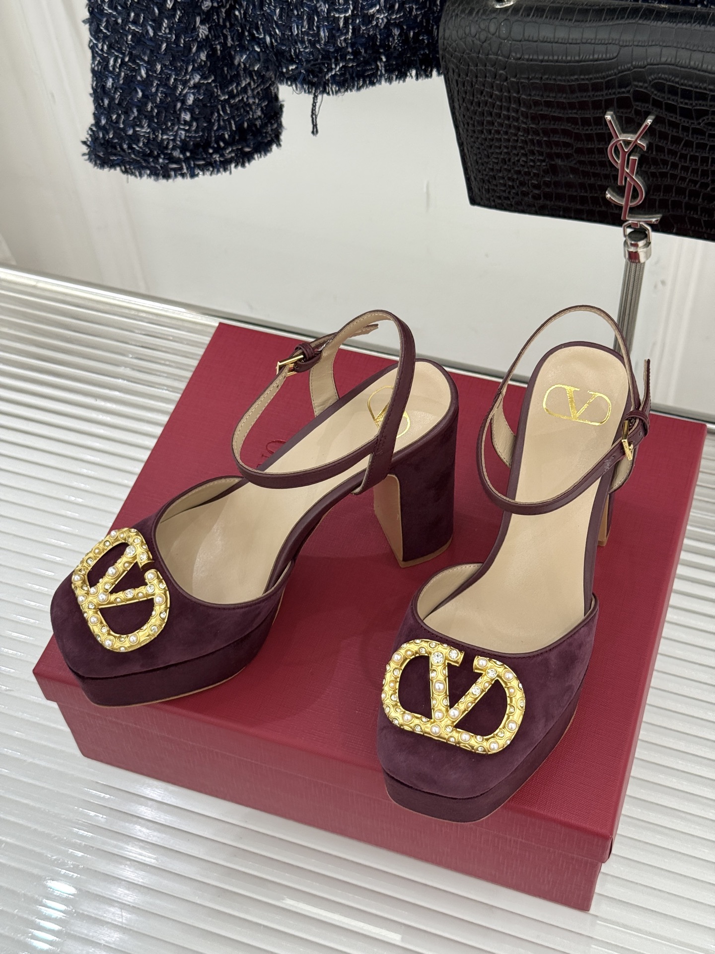 Valentin｜华伦天伦经典大V钻扣恨天高防水台高跟凉鞋❤️经典的大V扣元素设计搭配彰显了品牌独有的设