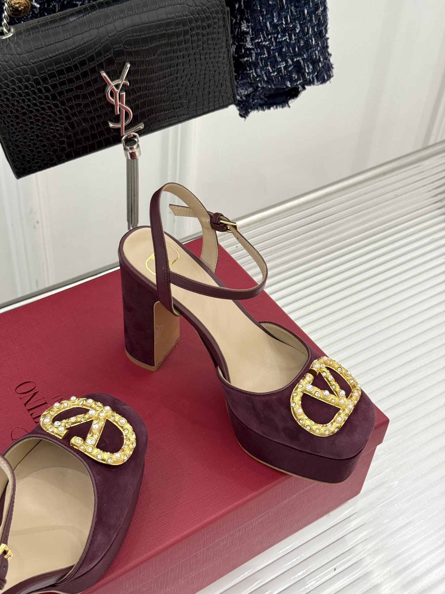 Valentin｜华伦天伦经典大V钻扣恨天高防水台高跟凉鞋❤️经典的大V扣元素设计搭配彰显了品牌独有的设