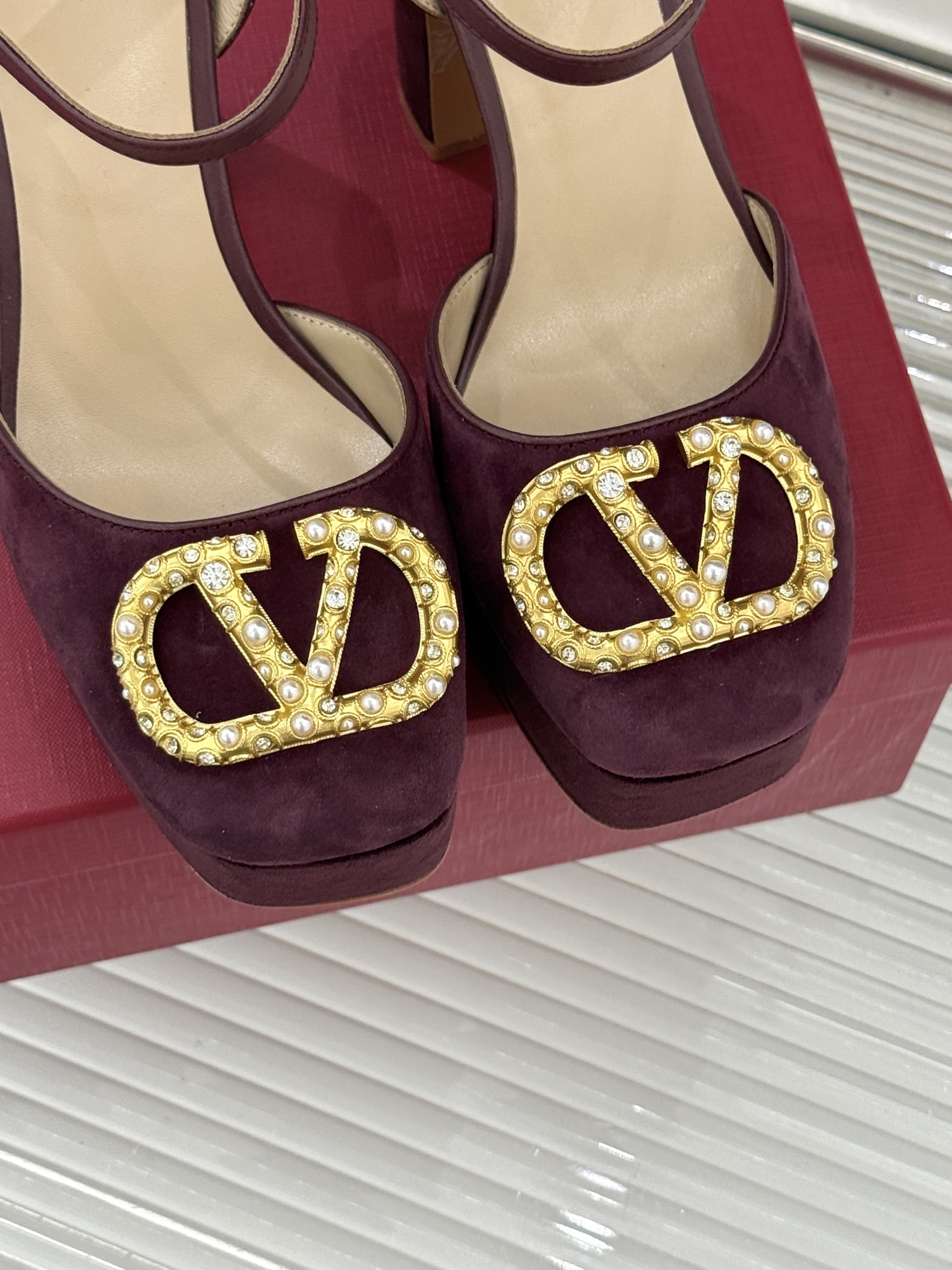 Valentin｜华伦天伦经典大V钻扣恨天高防水台高跟凉鞋❤️经典的大V扣元素设计搭配彰显了品牌独有的设