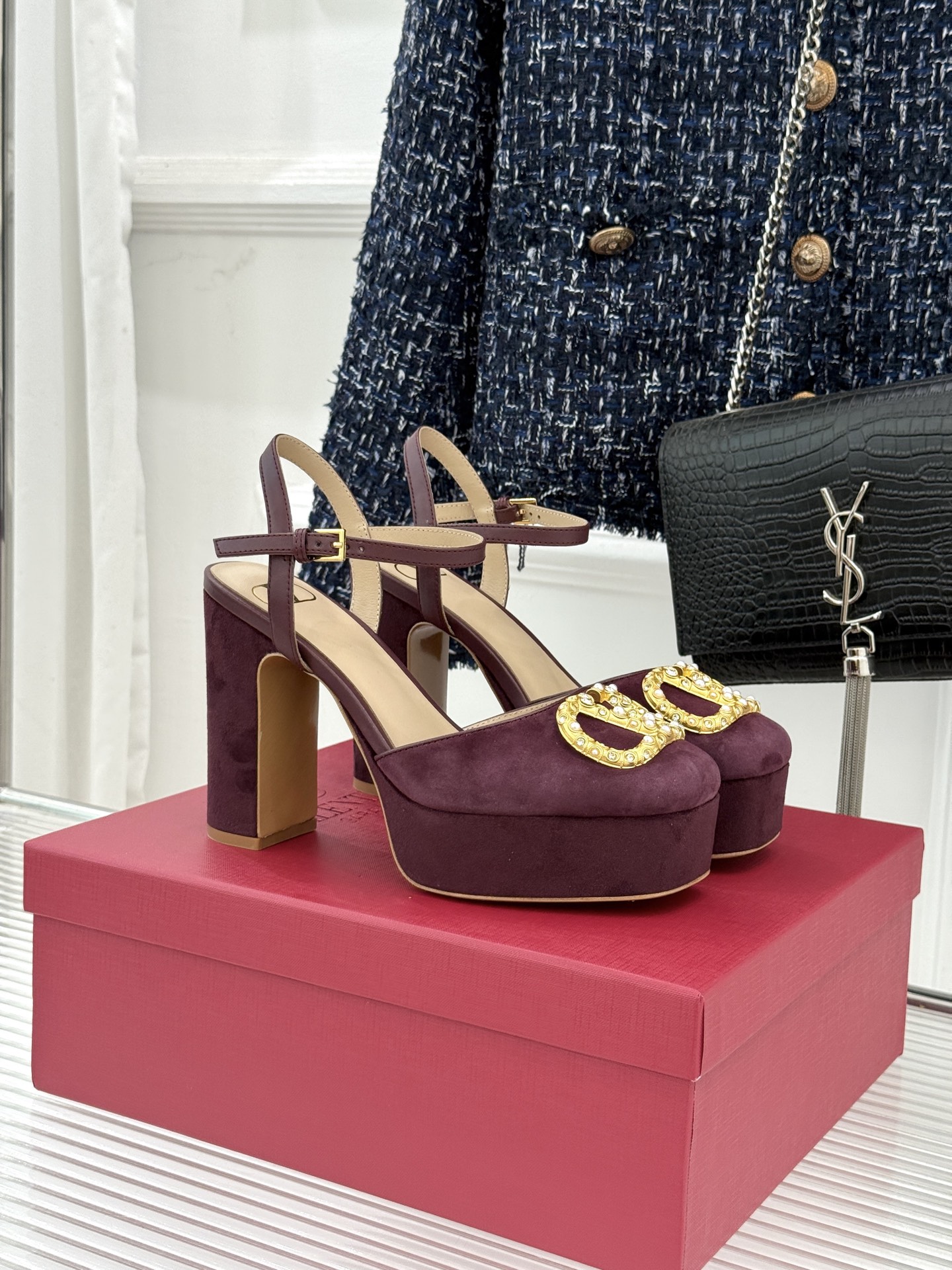 Valentin｜华伦天伦经典大V钻扣恨天高防水台高跟凉鞋❤️经典的大V扣元素设计搭配彰显了品牌独有的设