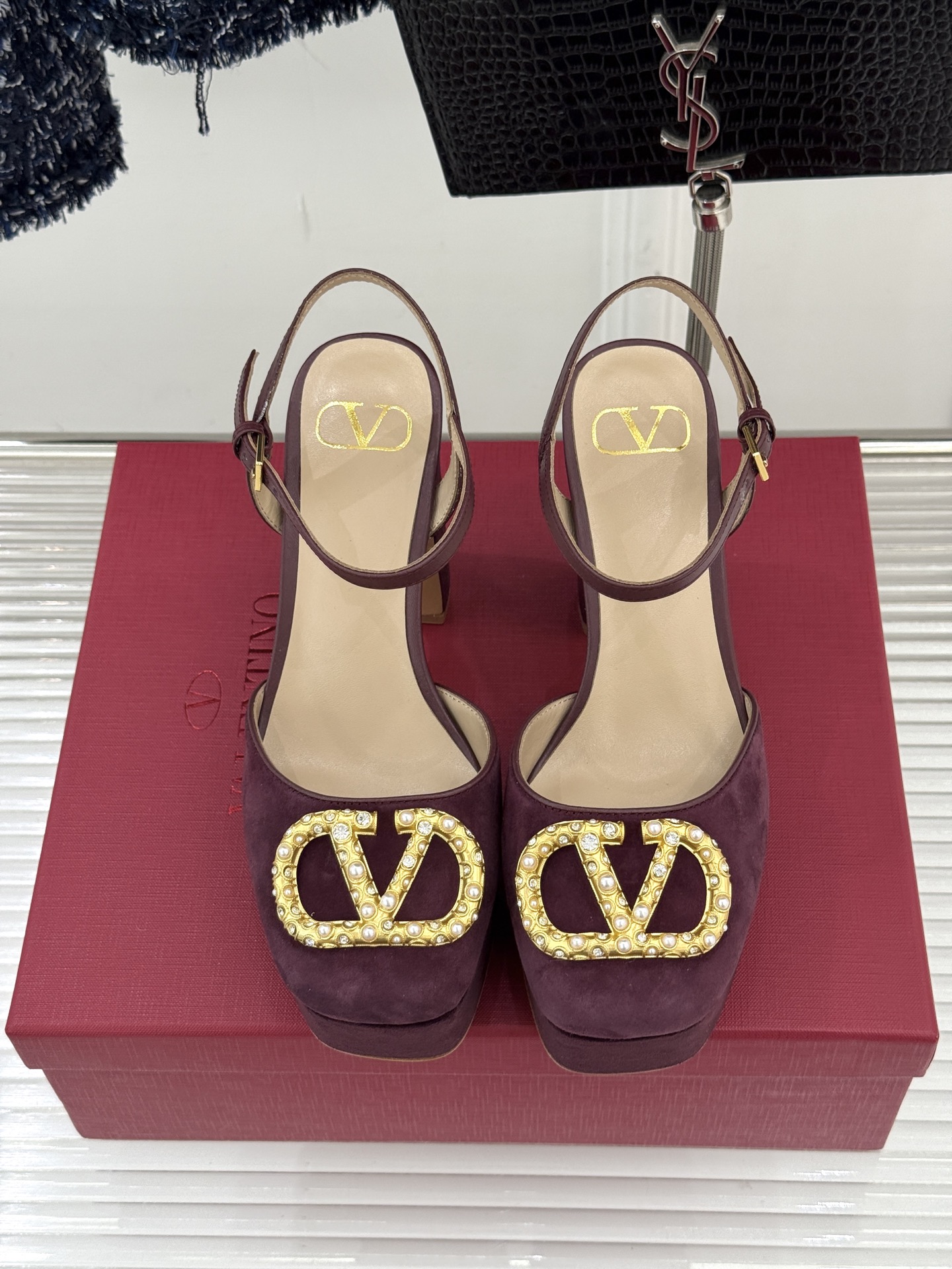 Valentin｜华伦天伦经典大V钻扣恨天高防水台高跟凉鞋❤️经典的大V扣元素设计搭配彰显了品牌独有的设