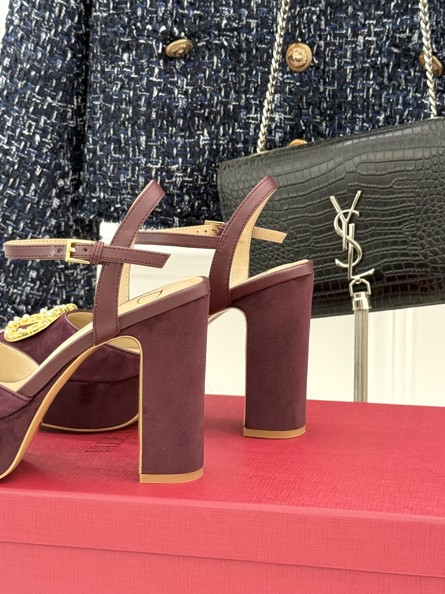 Valentin｜华伦天伦经典大V钻扣恨天高防水台高跟凉鞋❤️经典的大V扣元素设计搭配彰显了品牌独有的设