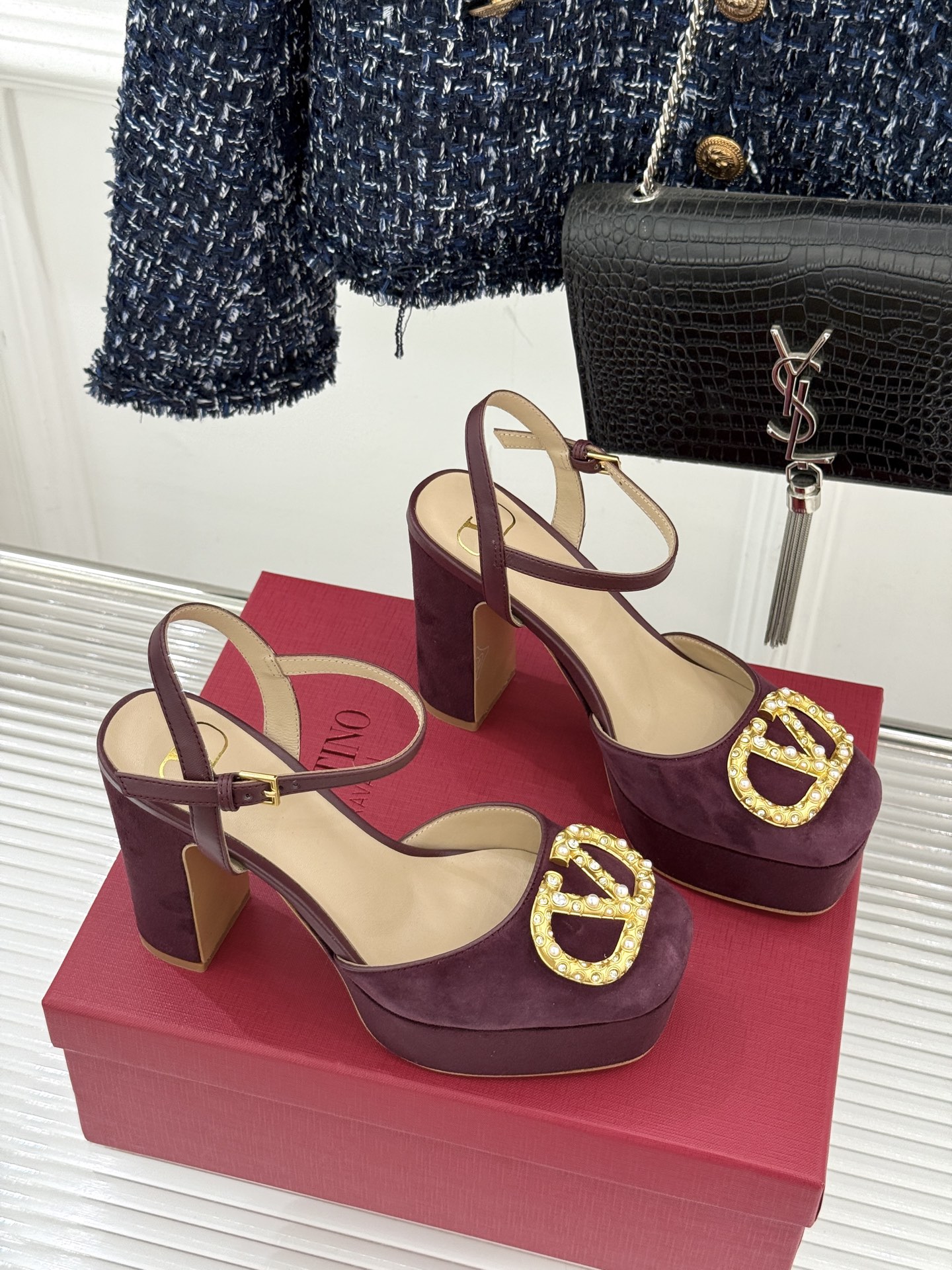 Valentin｜华伦天伦经典大V钻扣恨天高防水台高跟凉鞋❤️经典的大V扣元素设计搭配彰显了品牌独有的设