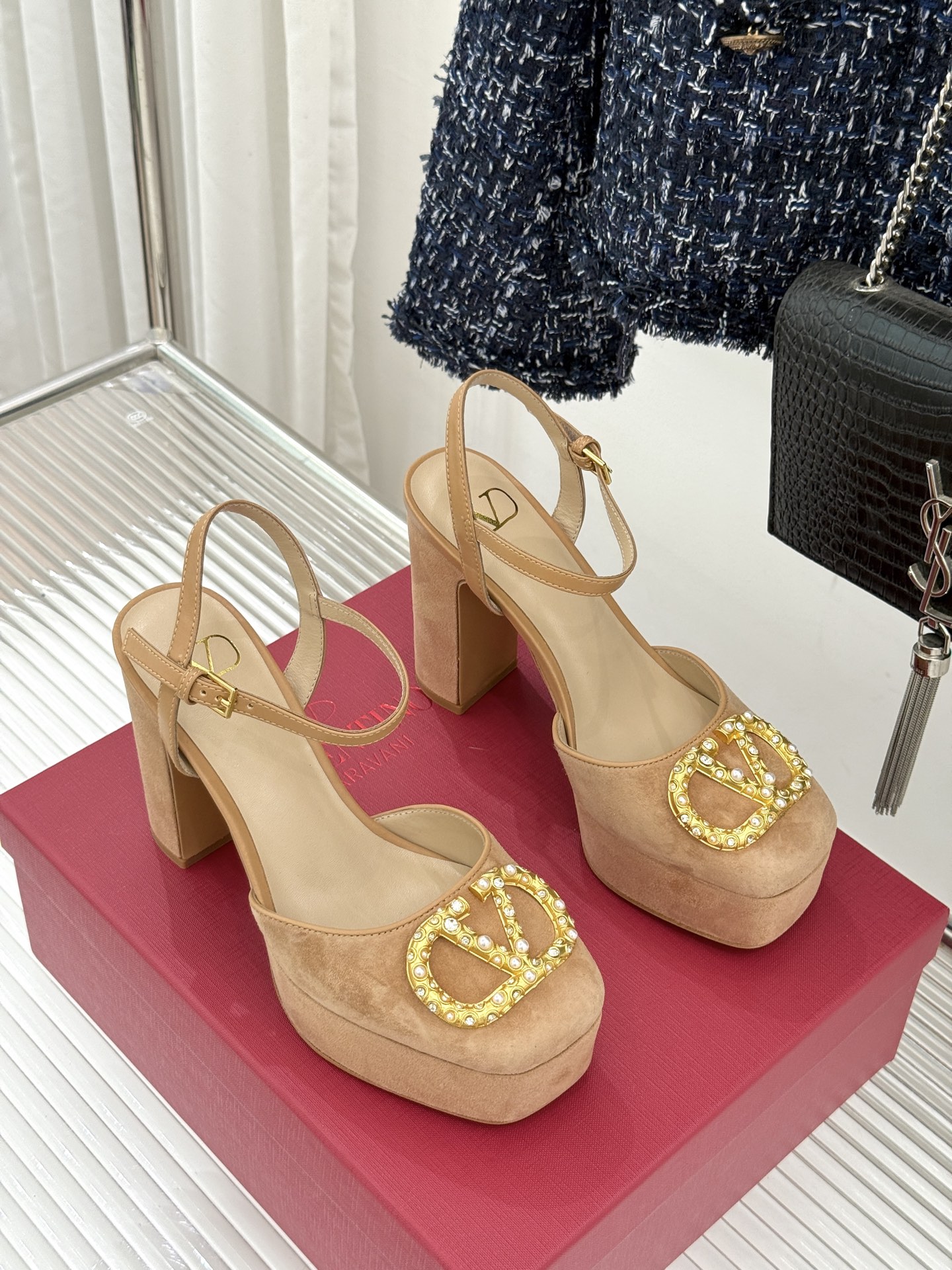 Valentin｜华伦天伦经典大V钻扣恨天高防水台高跟凉鞋❤️经典的大V扣元素设计搭配彰显了品牌独有的设