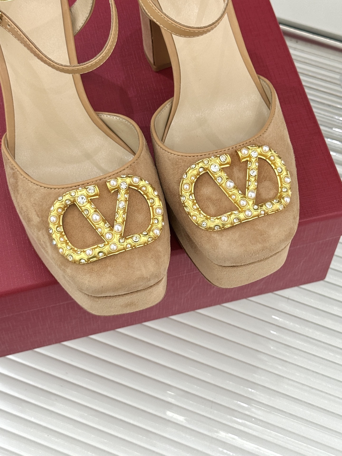 Valentin｜华伦天伦经典大V钻扣恨天高防水台高跟凉鞋❤️经典的大V扣元素设计搭配彰显了品牌独有的设