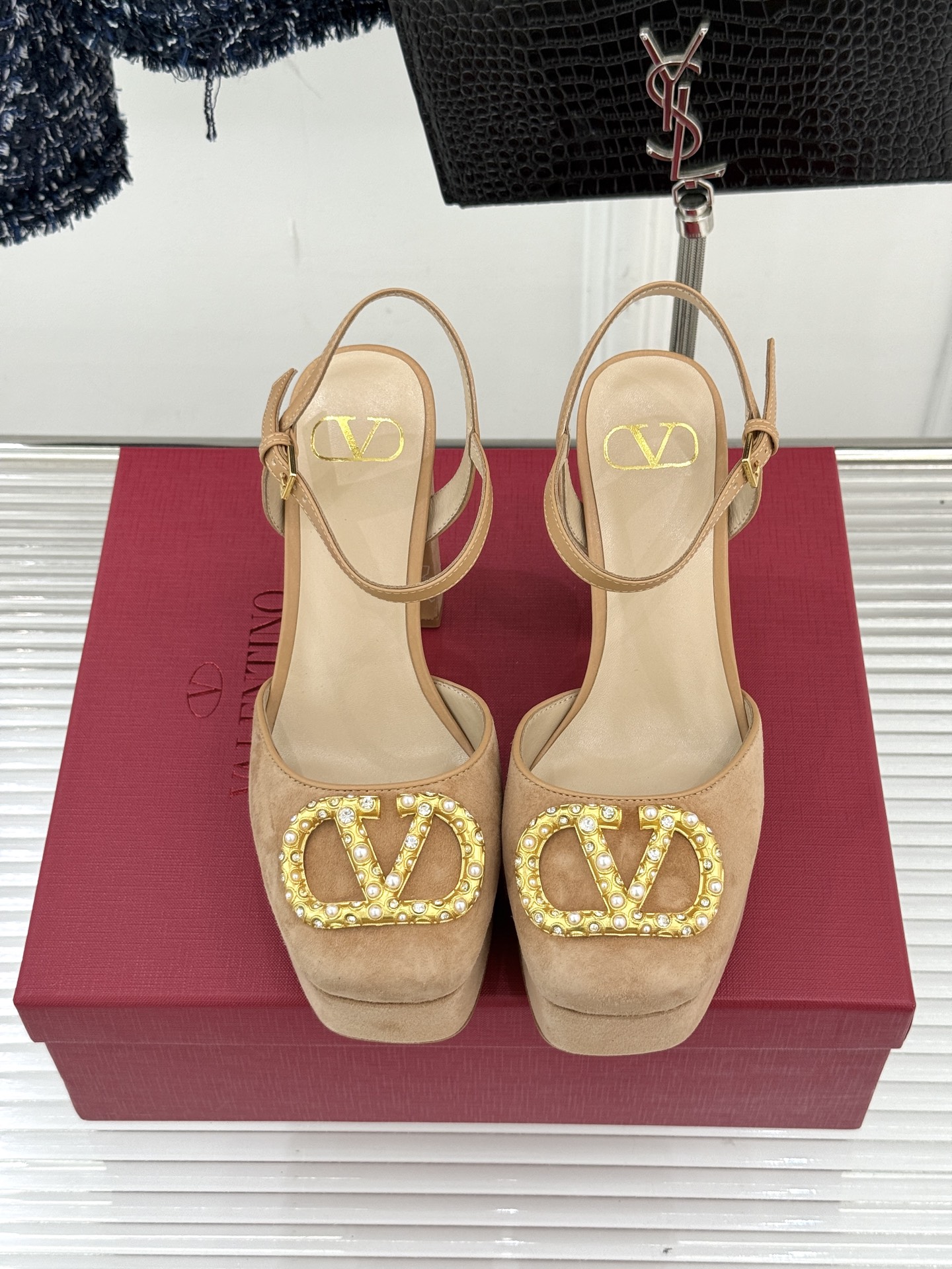 Valentin｜华伦天伦经典大V钻扣恨天高防水台高跟凉鞋❤️经典的大V扣元素设计搭配彰显了品牌独有的设