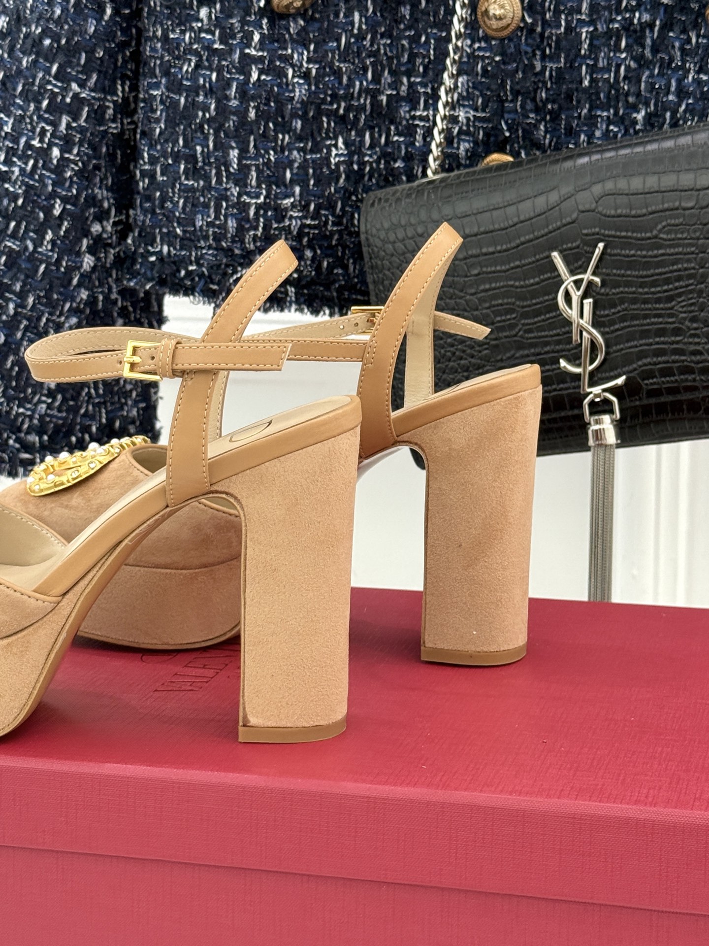 Valentin｜华伦天伦经典大V钻扣恨天高防水台高跟凉鞋❤️经典的大V扣元素设计搭配彰显了品牌独有的设