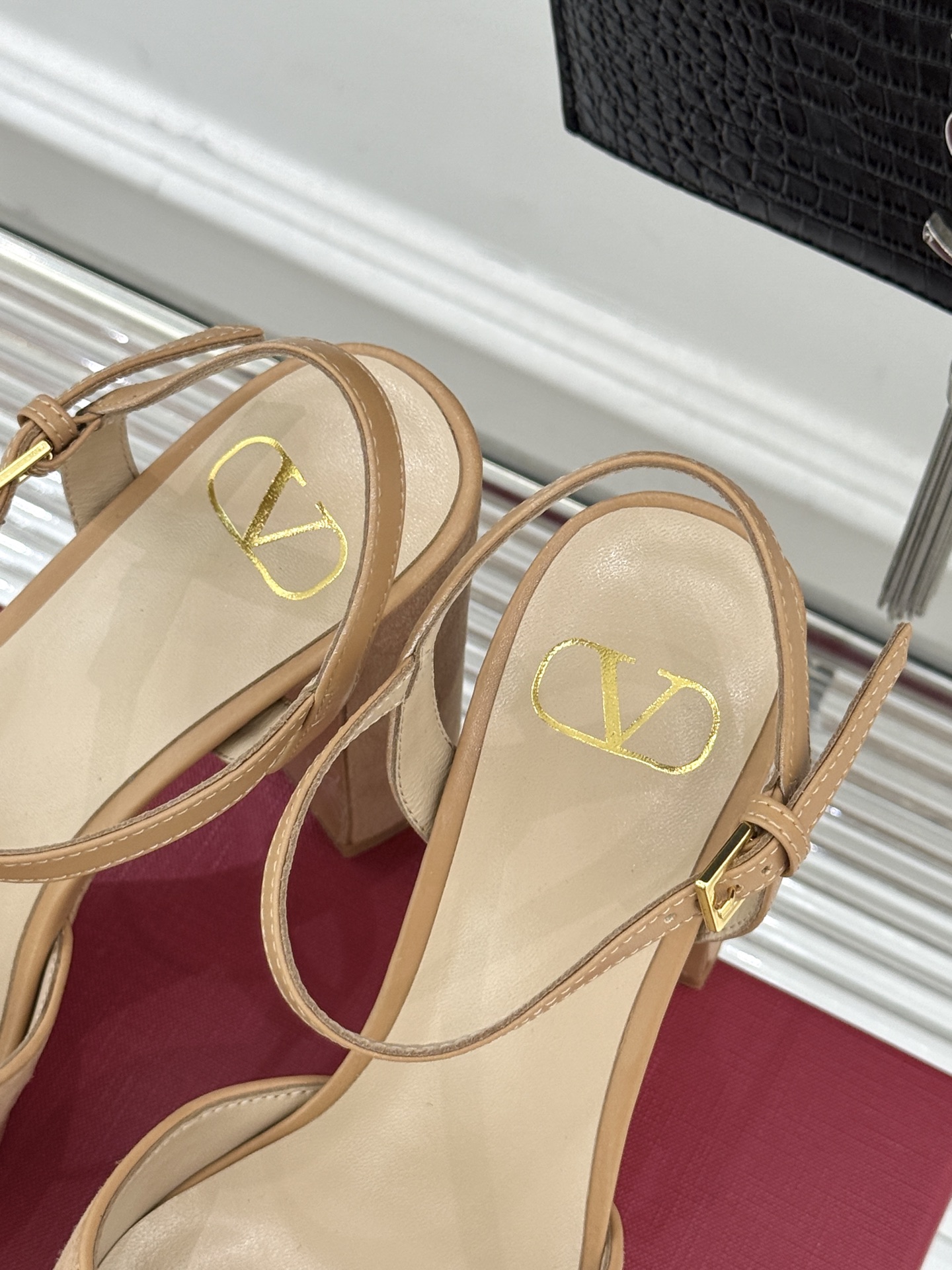 Valentin｜华伦天伦经典大V钻扣恨天高防水台高跟凉鞋❤️经典的大V扣元素设计搭配彰显了品牌独有的设