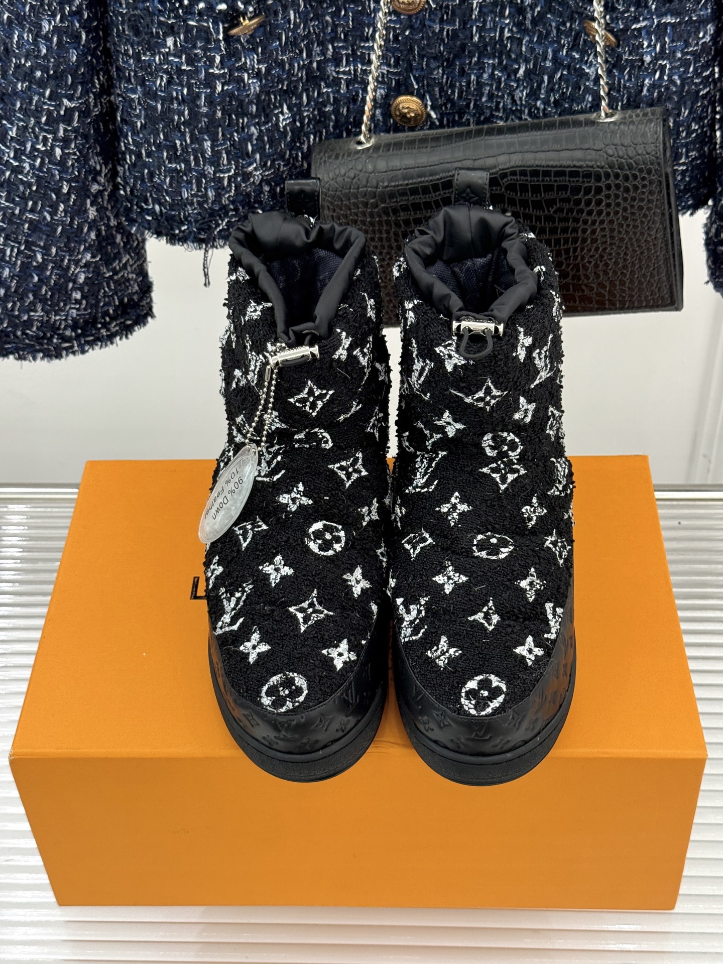 L*V 驴家经典秋冬Pillow羽绒雪地靴你还在穿着笨重雪地靴吗？不妨试试这双超显腿长腿细的羽绒靴将羽绒