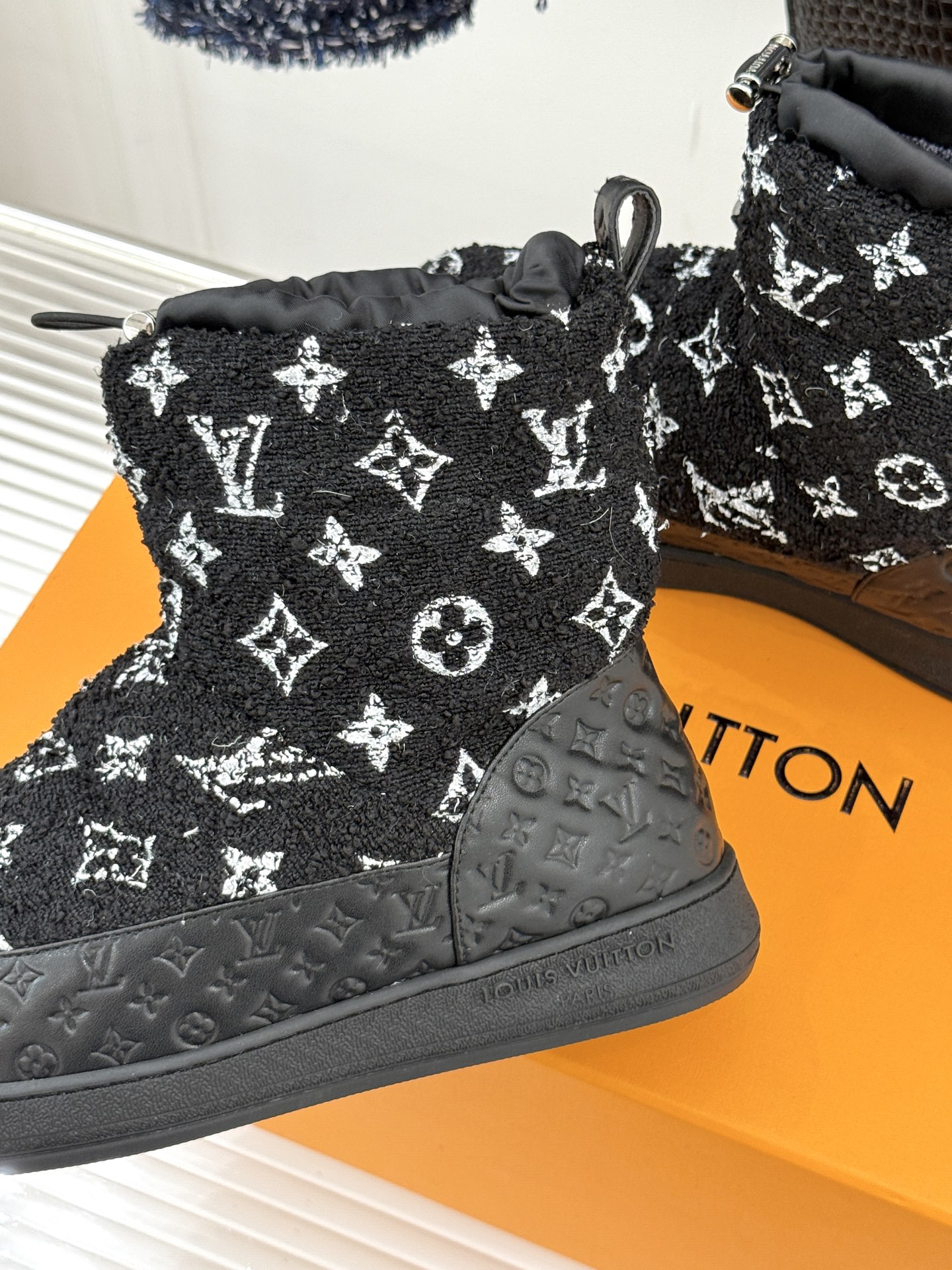 L*V 驴家经典秋冬Pillow羽绒雪地靴你还在穿着笨重雪地靴吗？不妨试试这双超显腿长腿细的羽绒靴将羽绒