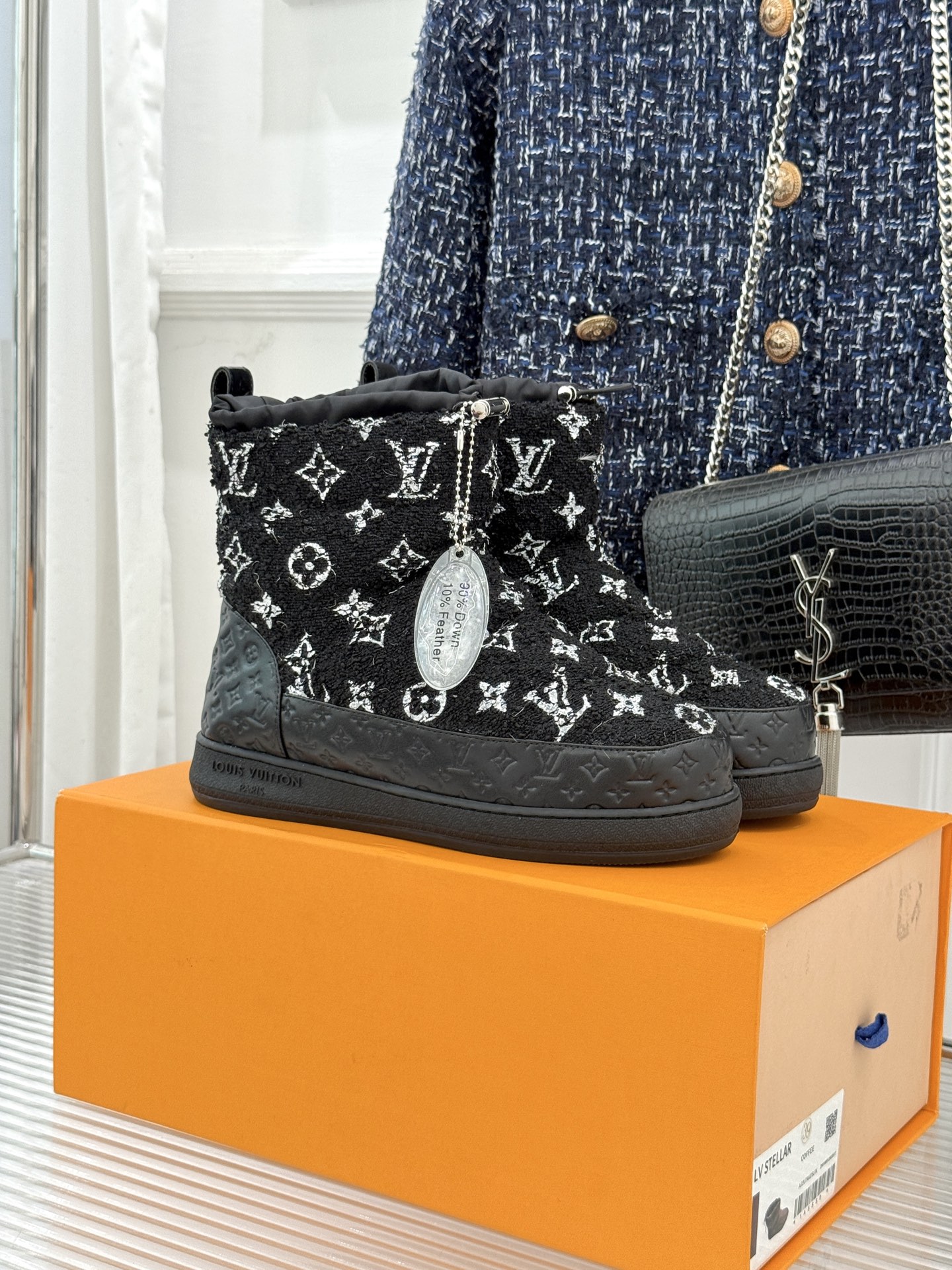 L*V 驴家经典秋冬Pillow羽绒雪地靴你还在穿着笨重雪地靴吗？不妨试试这双超显腿长腿细的羽绒靴将羽绒