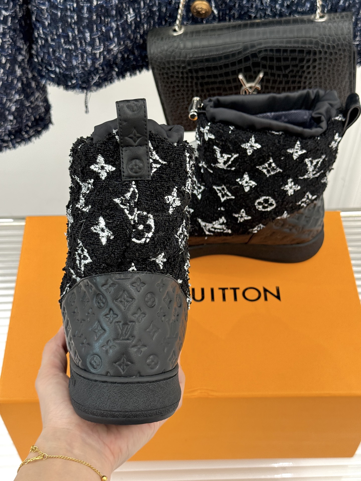 L*V 驴家经典秋冬Pillow羽绒雪地靴你还在穿着笨重雪地靴吗？不妨试试这双超显腿长腿细的羽绒靴将羽绒