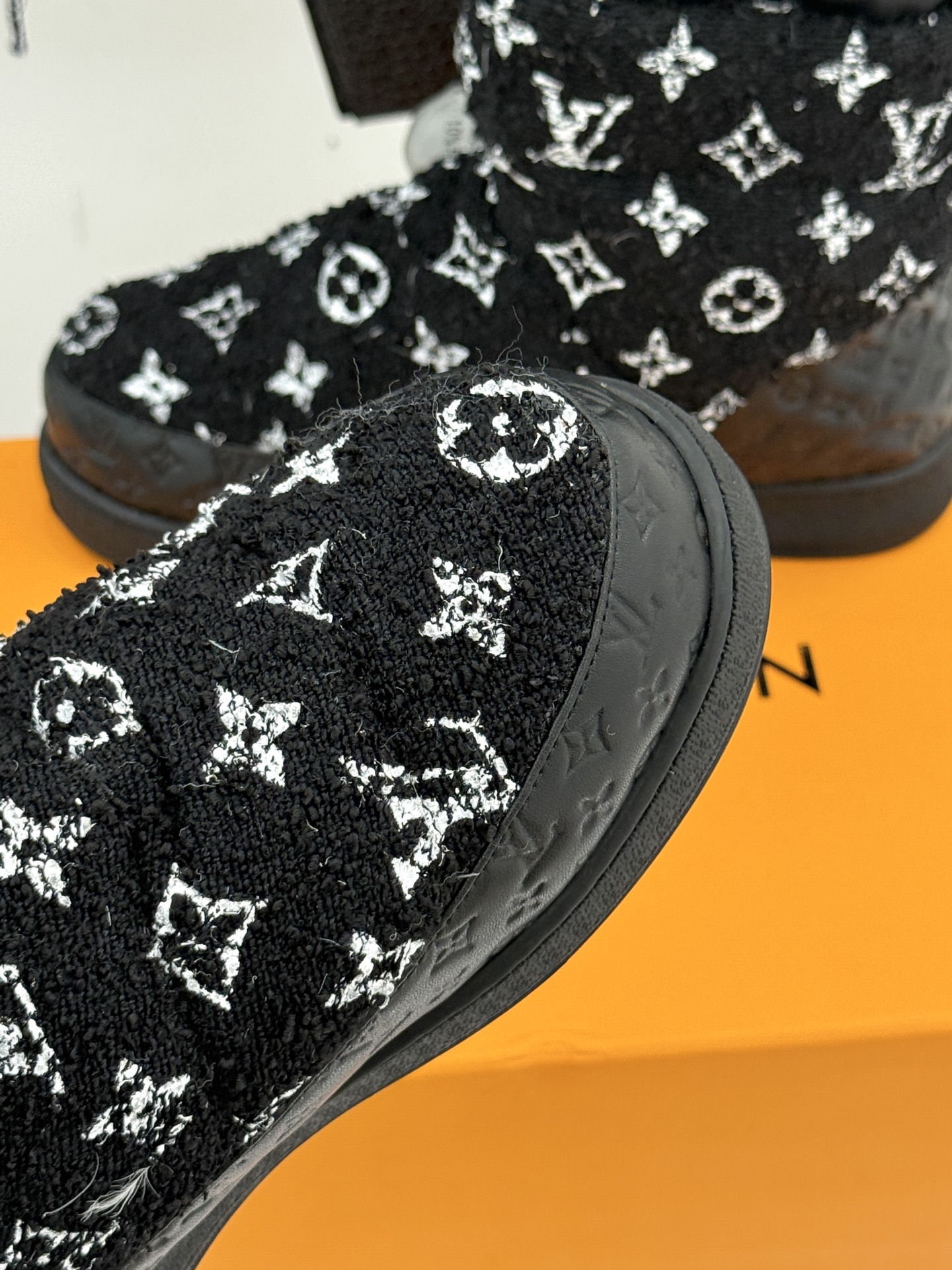 L*V 驴家经典秋冬Pillow羽绒雪地靴你还在穿着笨重雪地靴吗？不妨试试这双超显腿长腿细的羽绒靴将羽绒