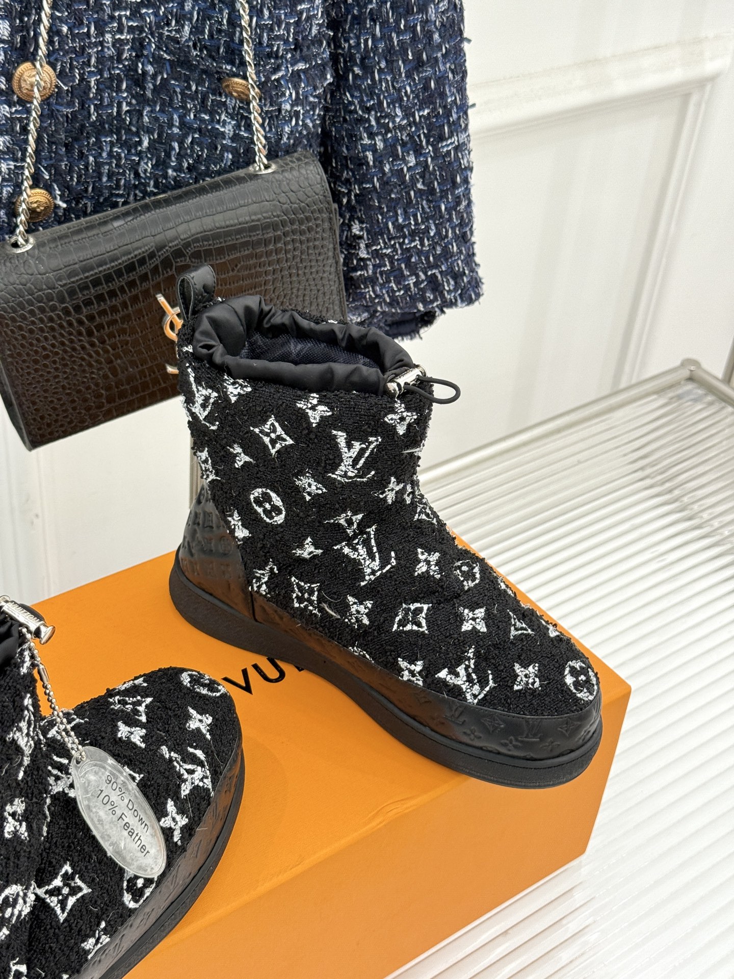 L*V 驴家经典秋冬Pillow羽绒雪地靴你还在穿着笨重雪地靴吗？不妨试试这双超显腿长腿细的羽绒靴将羽绒