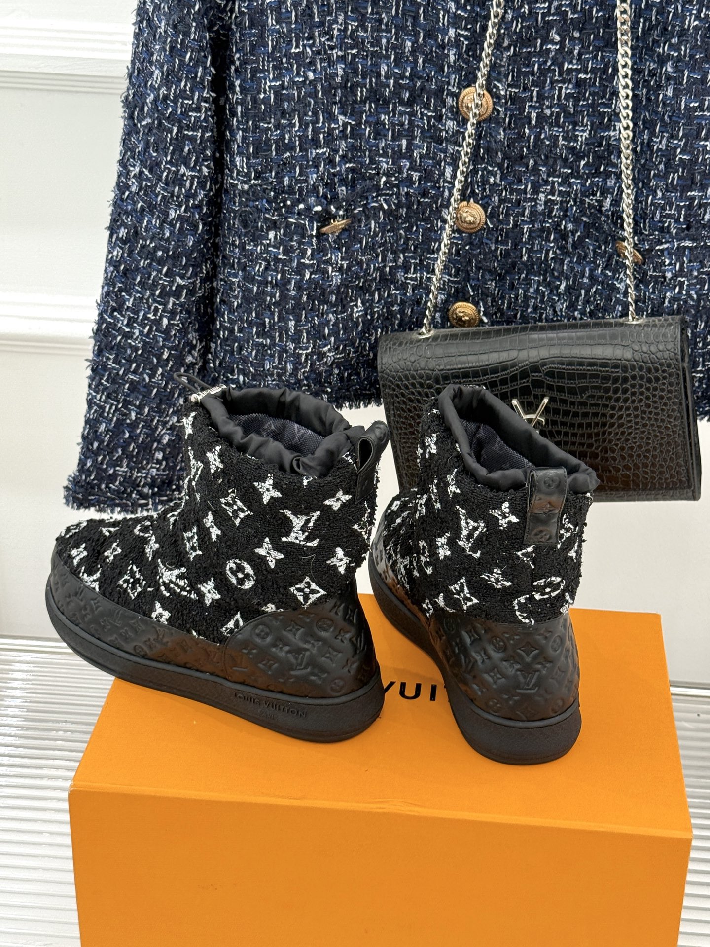 L*V 驴家经典秋冬Pillow羽绒雪地靴你还在穿着笨重雪地靴吗？不妨试试这双超显腿长腿细的羽绒靴将羽绒