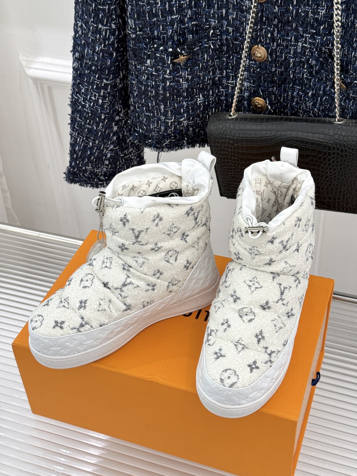 L*V 驴家经典秋冬Pillow羽绒雪地靴你还在穿着笨重雪地靴吗？不妨试试这双超显腿长腿细的羽绒靴将羽绒