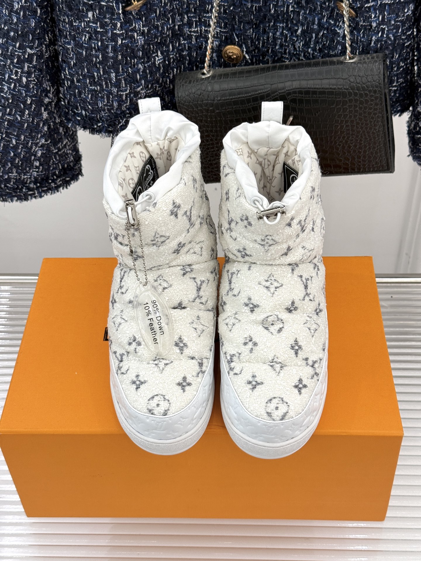 L*V 驴家经典秋冬Pillow羽绒雪地靴你还在穿着笨重雪地靴吗？不妨试试这双超显腿长腿细的羽绒靴将羽绒