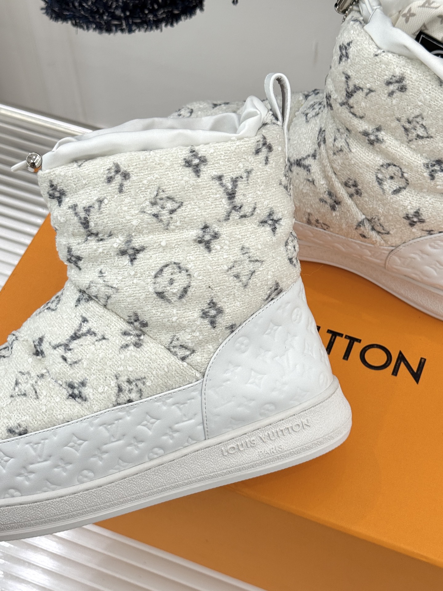 L*V 驴家经典秋冬Pillow羽绒雪地靴你还在穿着笨重雪地靴吗？不妨试试这双超显腿长腿细的羽绒靴将羽绒