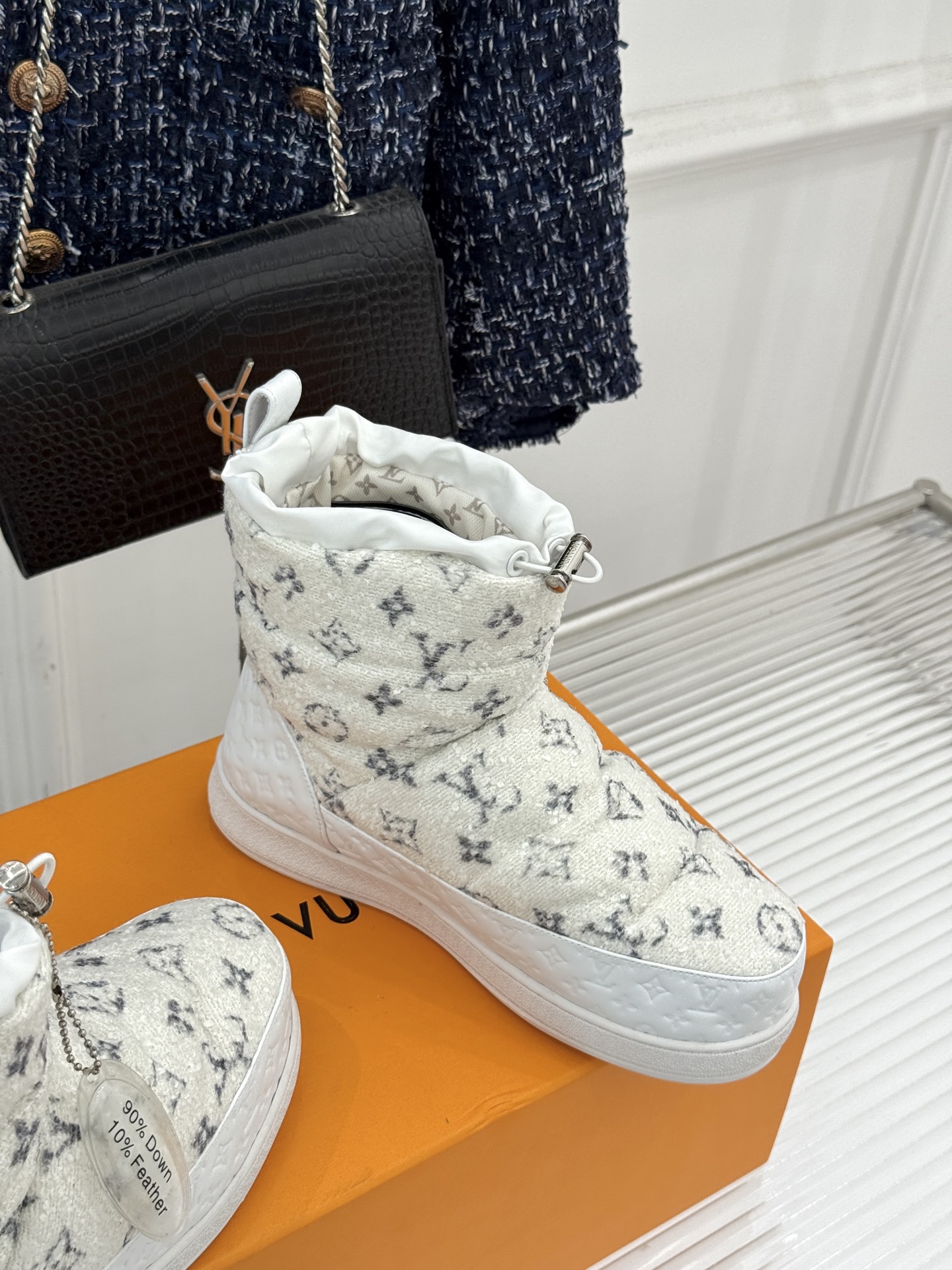 L*V 驴家经典秋冬Pillow羽绒雪地靴你还在穿着笨重雪地靴吗？不妨试试这双超显腿长腿细的羽绒靴将羽绒