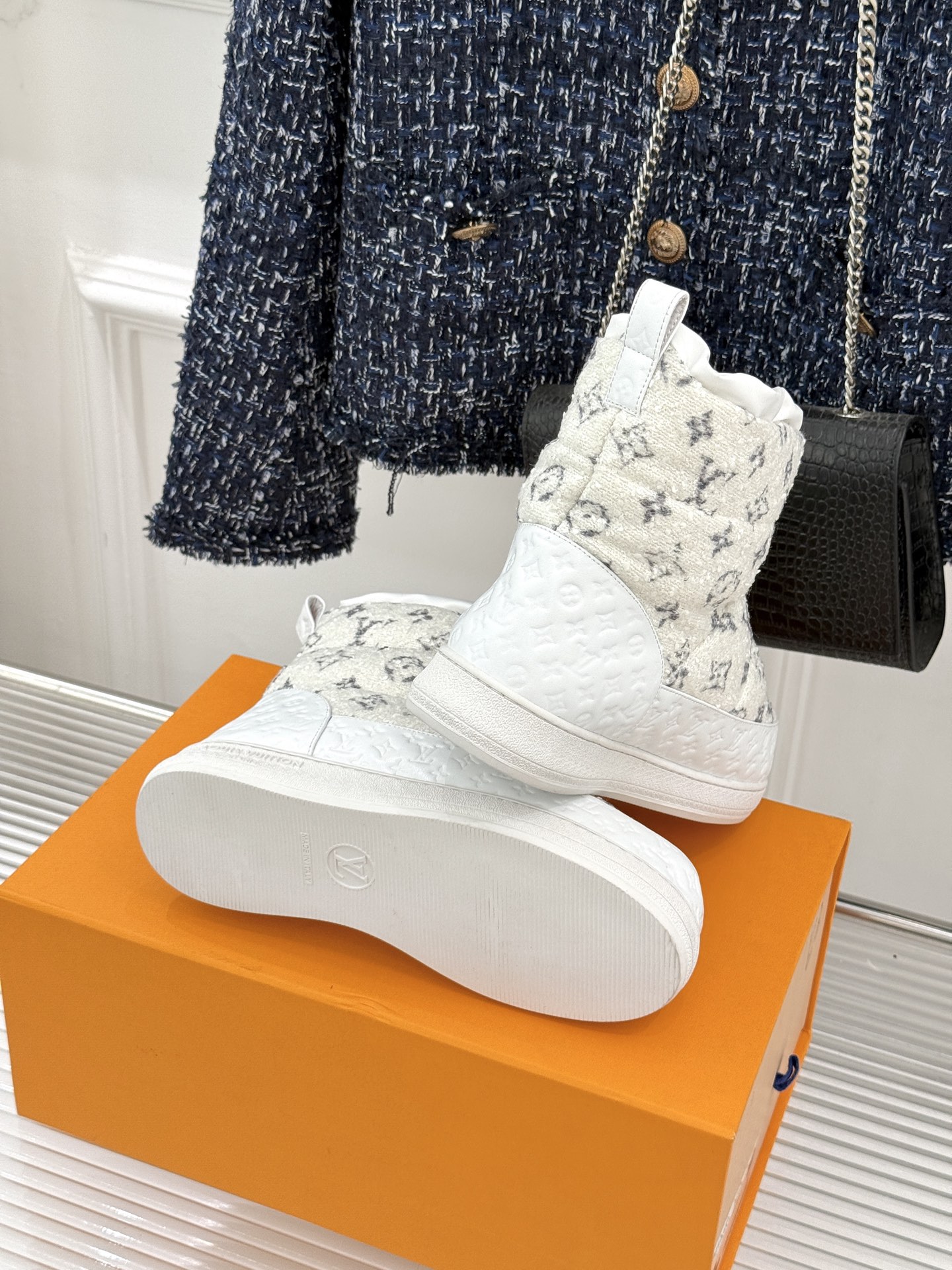 L*V 驴家经典秋冬Pillow羽绒雪地靴你还在穿着笨重雪地靴吗？不妨试试这双超显腿长腿细的羽绒靴将羽绒