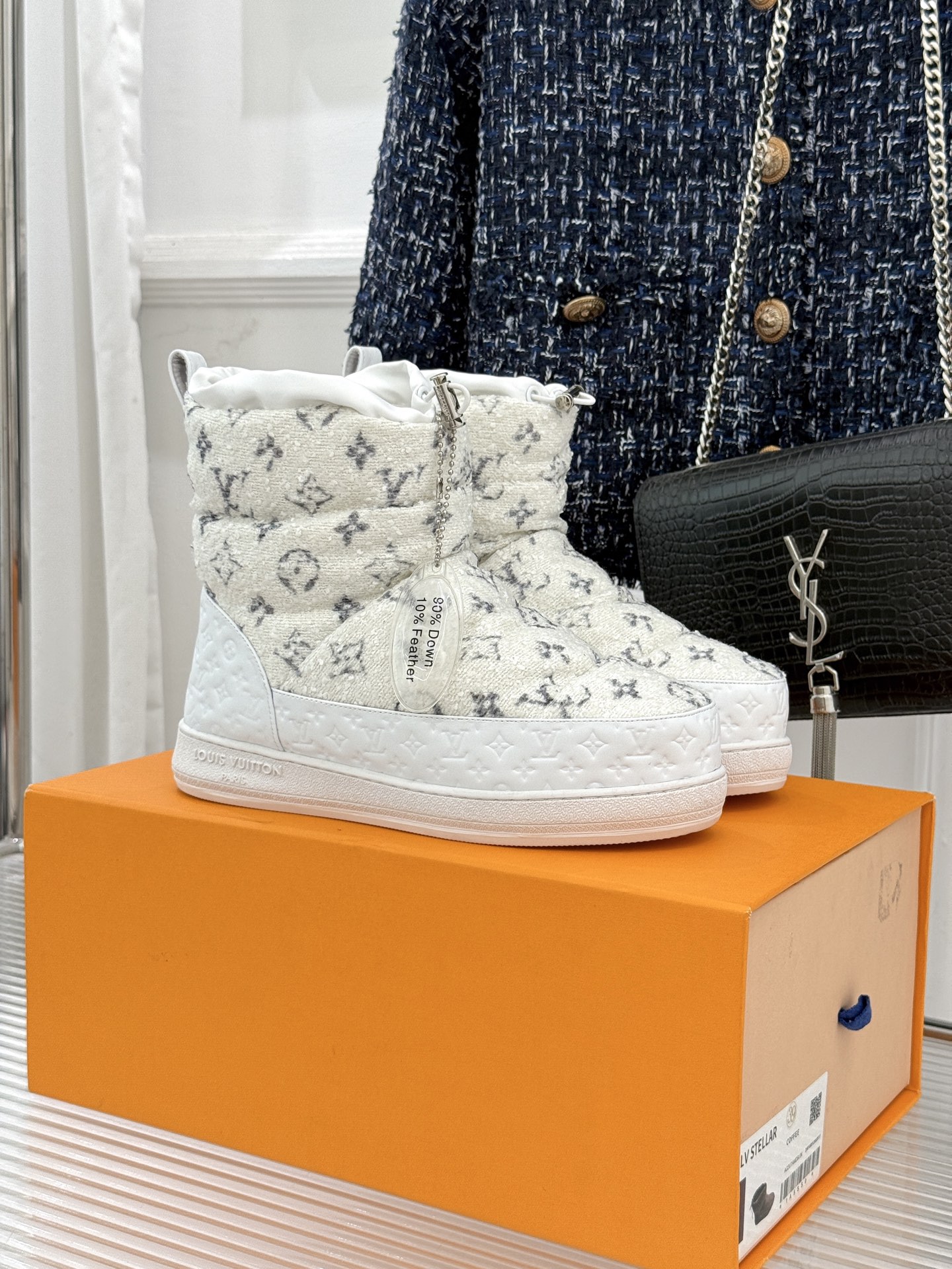 L*V 驴家经典秋冬Pillow羽绒雪地靴你还在穿着笨重雪地靴吗？不妨试试这双超显腿长腿细的羽绒靴将羽绒