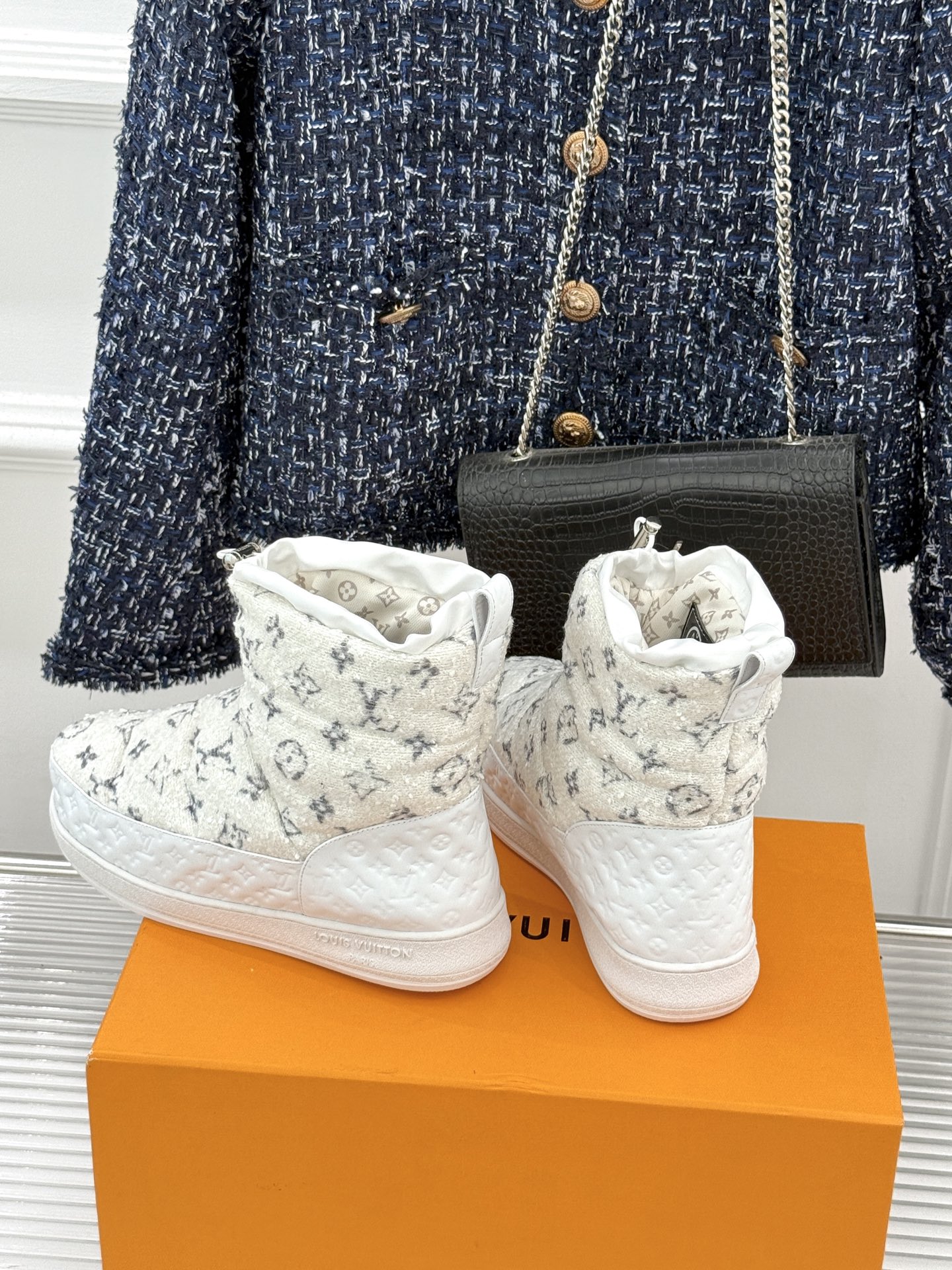 L*V 驴家经典秋冬Pillow羽绒雪地靴你还在穿着笨重雪地靴吗？不妨试试这双超显腿长腿细的羽绒靴将羽绒